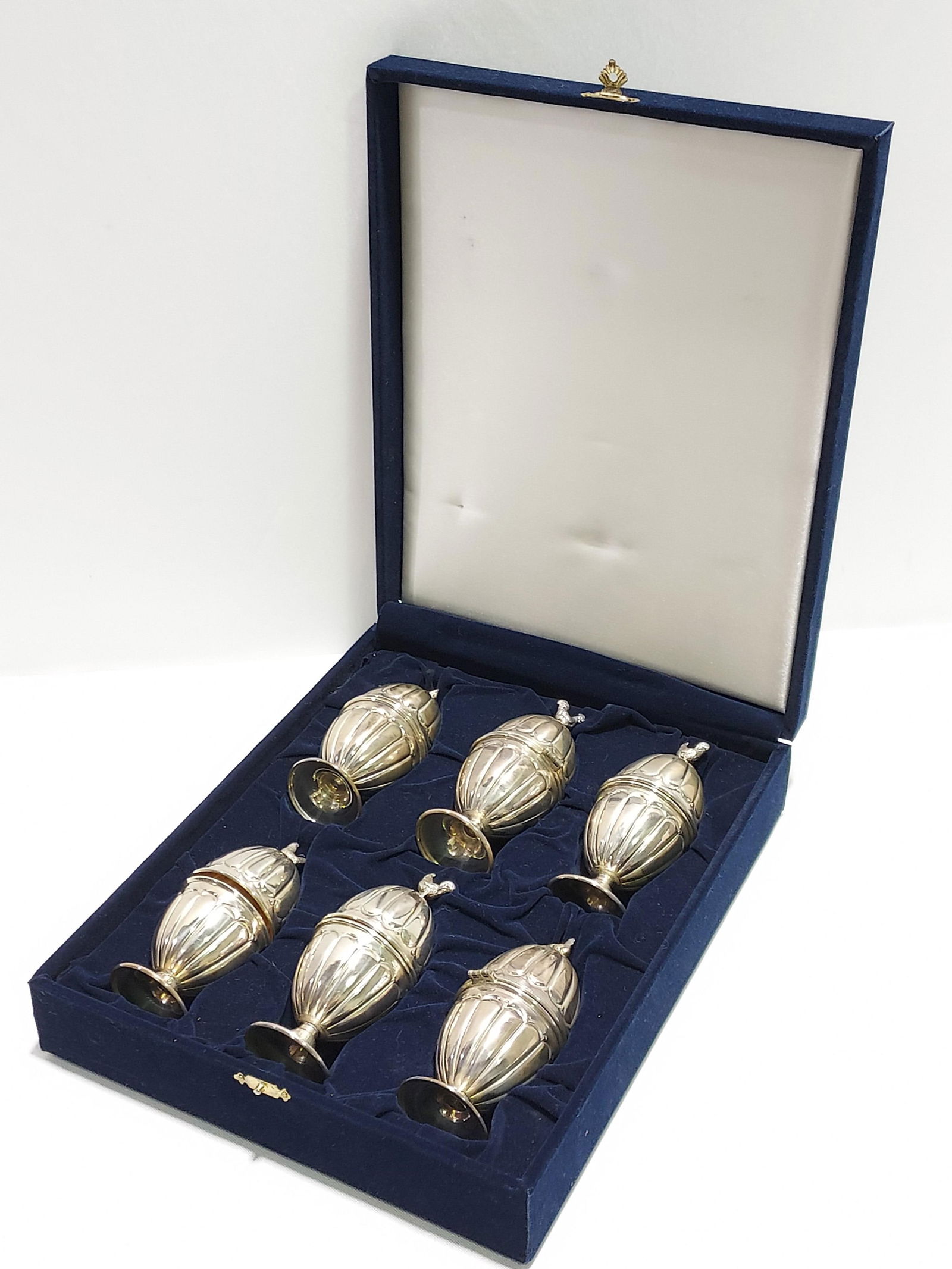 VINTAGE BOXED SET OF 6 STERLING SILVER EGG CUPS (1 of 10)