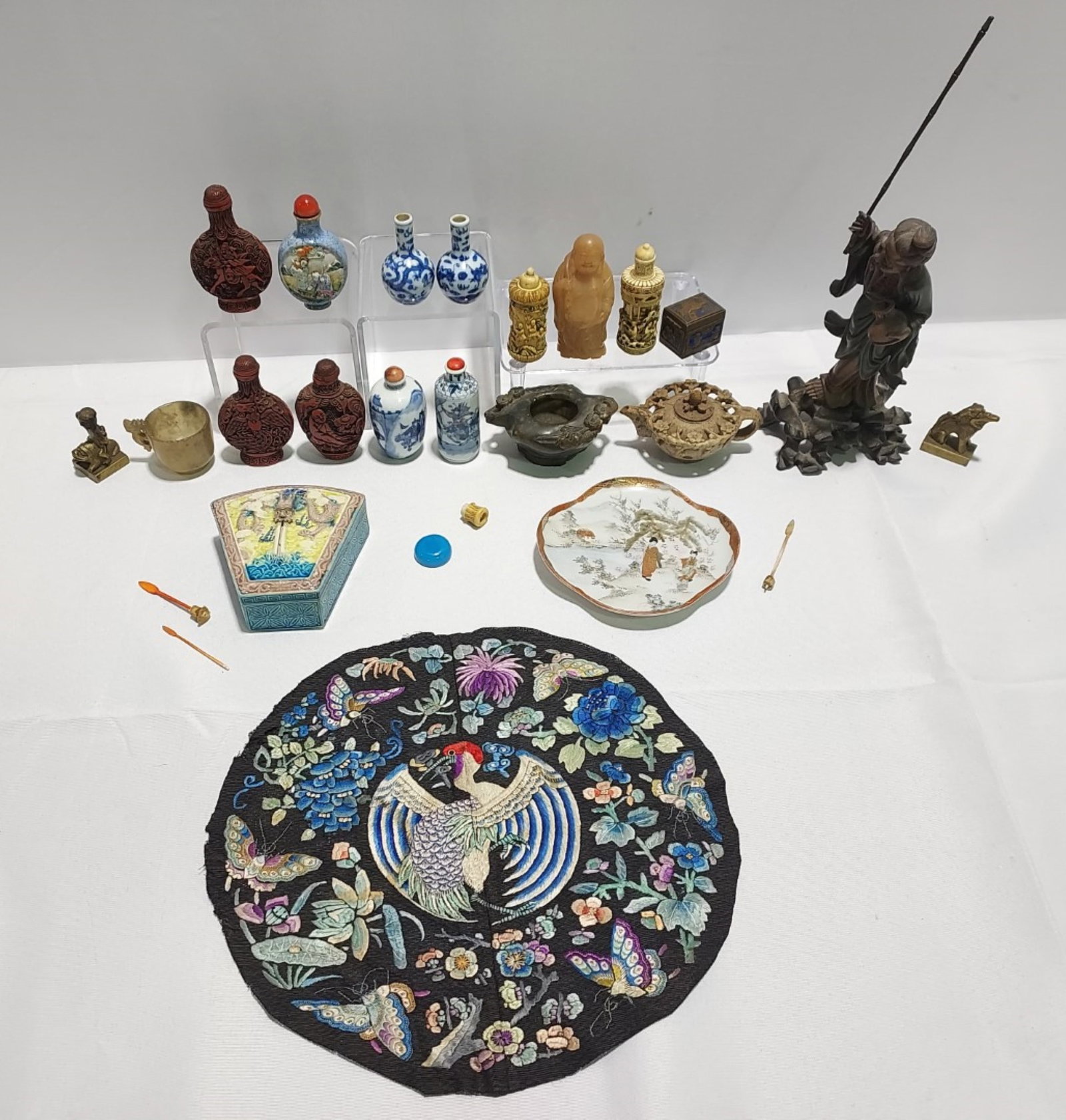 CHINESE & JAPANESE COLLECTIBLES: SNUFF BOTTLES ETC (1 of 20)