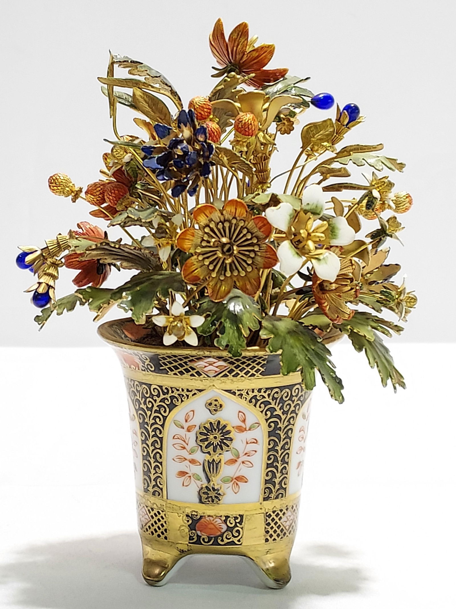 JANE HUTCHESON "FLEURS DES SIECLES" IN IMARI POT (1 of 10)