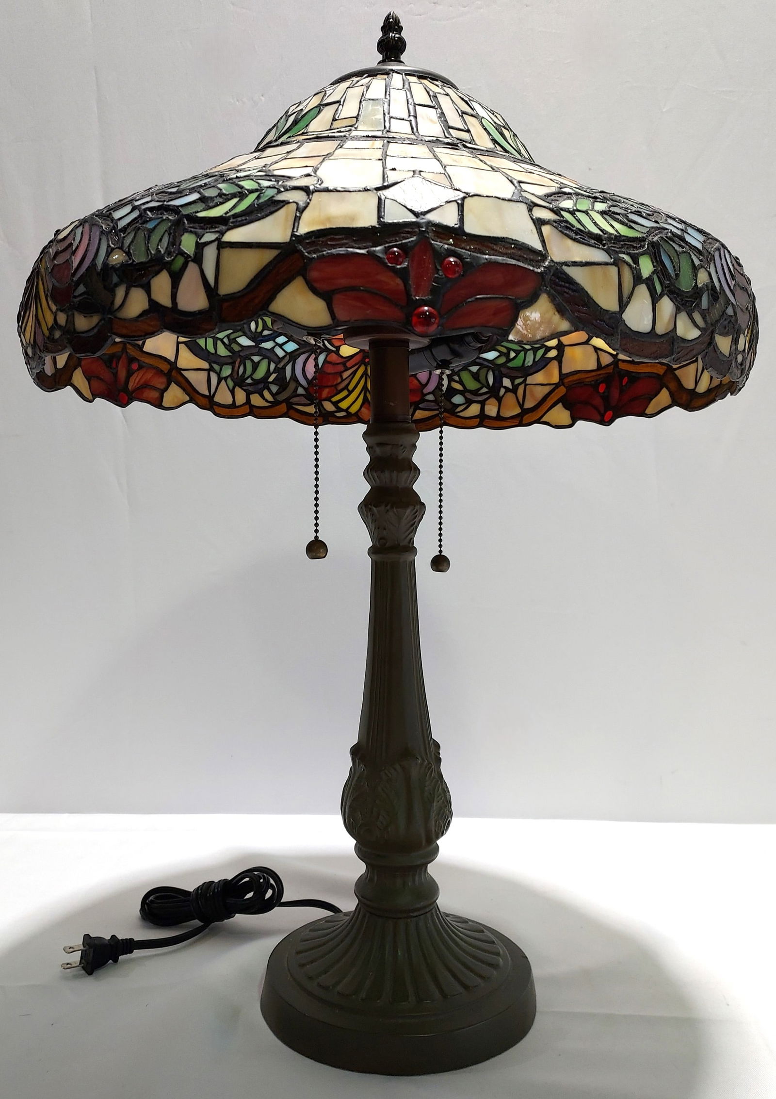 VINTAGE LEADED / STAINED GLASS TABLE LAMP: Vintage leaded / stained glass table lamp measuring a total of 25.5" tall x 17.5" shade diameter. Condition: minor normal signs of age, no cracks or losses, see images. Weight: 13 lbs.