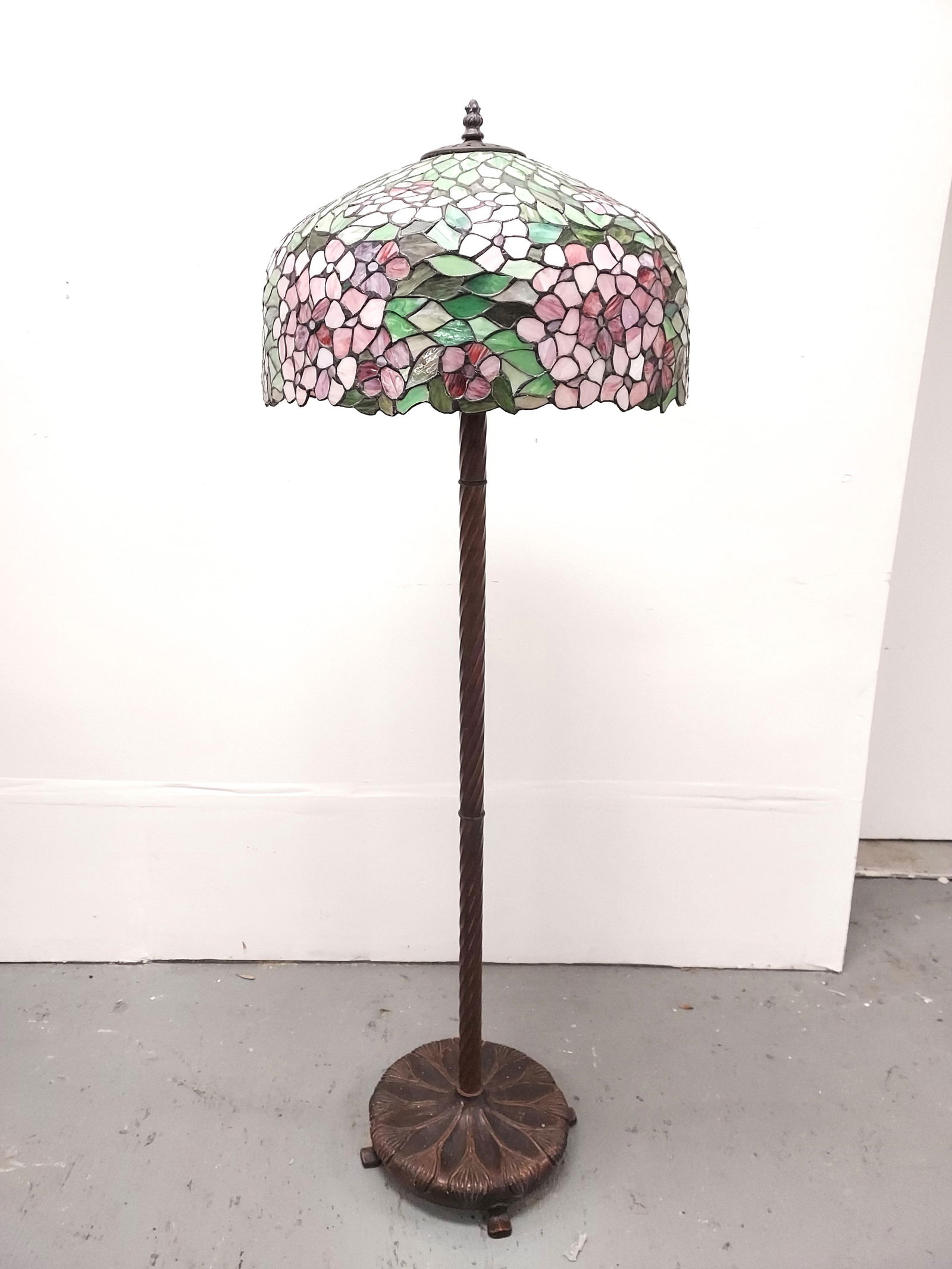 VNTG TIFFANY STYLE FLORAL LEADED GLASS FLOOR LAMP (1 of 6)