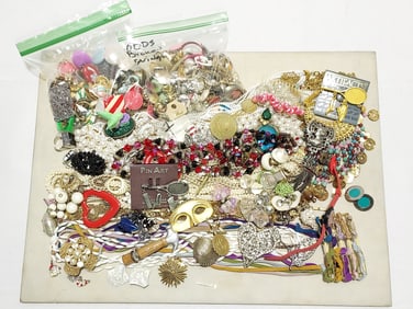 LARGE LOT LADIES COSTUME FASHION JEWELRY