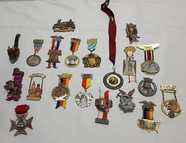 TRAY LOT ASSORTED VINTAGE MEDALS, PINS AND RIBBONS