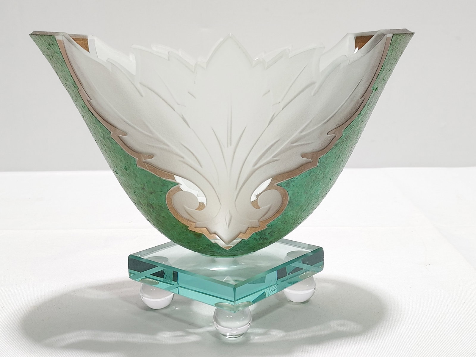 GUENTHER LUNA MODERN ETCHED ART GLASS VASE: Robert Geunther and George Luna modern etched art glass vase measuring 7.75" tall x 10" wide and 6.6" deep. Signed along the side of the base "Guether Luna". Condition: good, no chips or cracks, see i