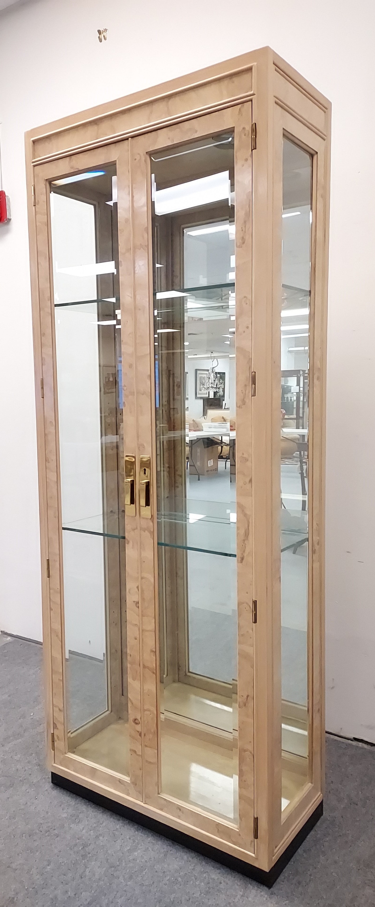 DREXEL HERITAGE ILLUMINATED DISPLAY CABINET 1 of 2 (1 of 18)