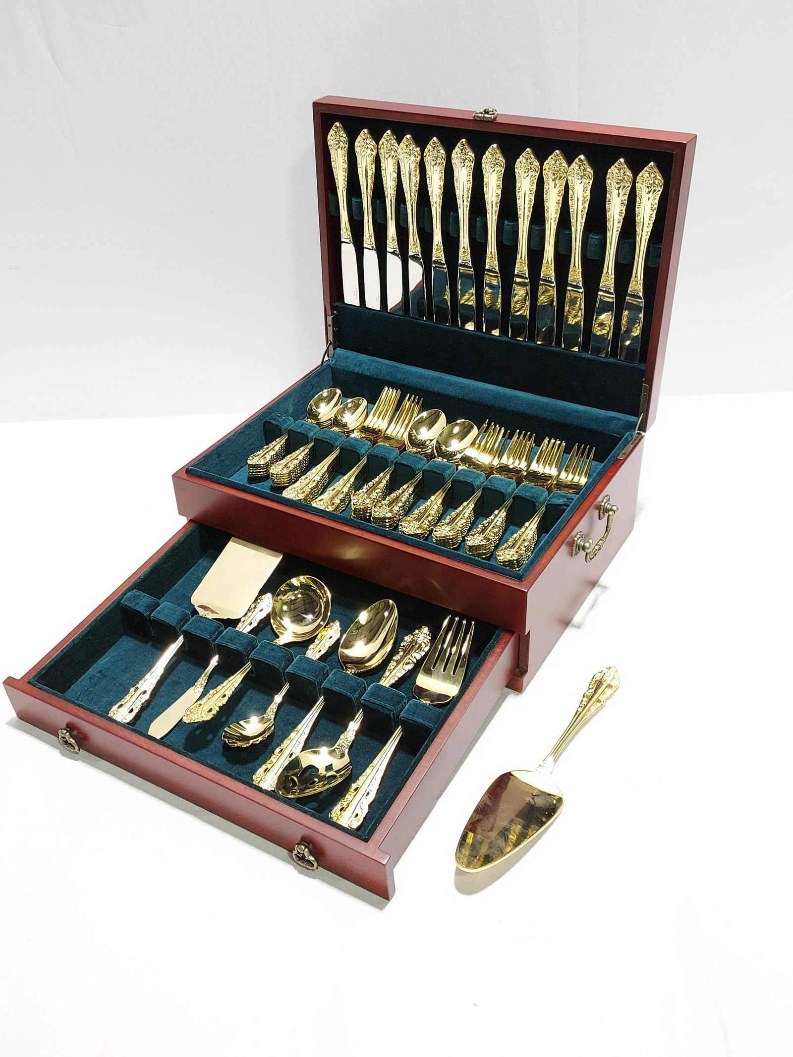 WALLACE GOLD PLATED "ANTIQUE BAROQUE" FLATWARE: Wallace "Antique Baroque" gold electroplated flatware service for twelve. Includes (12) 9.75" dinner knives, (12) 6.35" teaspoons, (12) 8" dinner forks, (12) 7" tablespoons, (24) 7.1" salad / dessert 