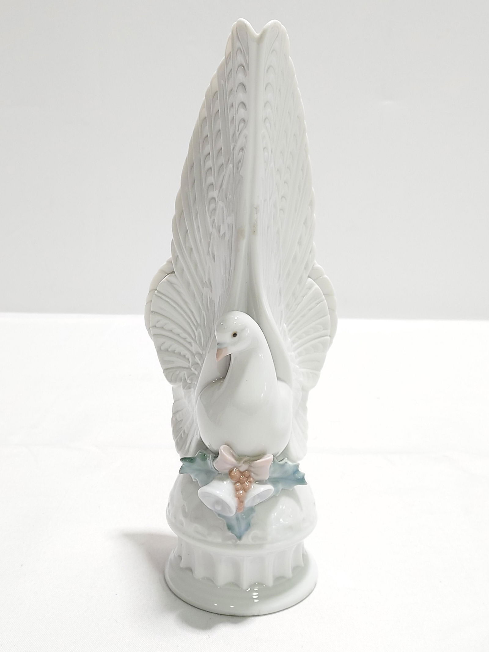 LLADRO PORCELAIN FIGURINE "MESSAGE OF PEACE" #6587 (1 of 8)