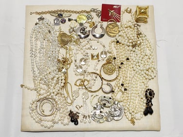 LOT ASSORTED COSTUME JEWELRY