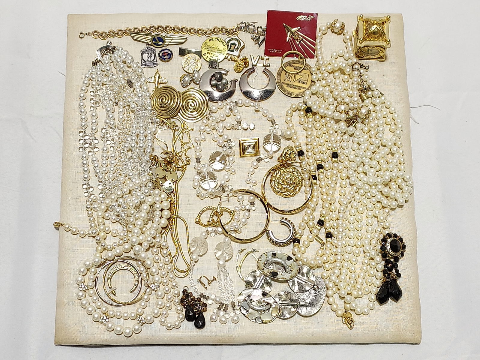 LOT ASSORTED COSTUME JEWELRY (1 of 16)