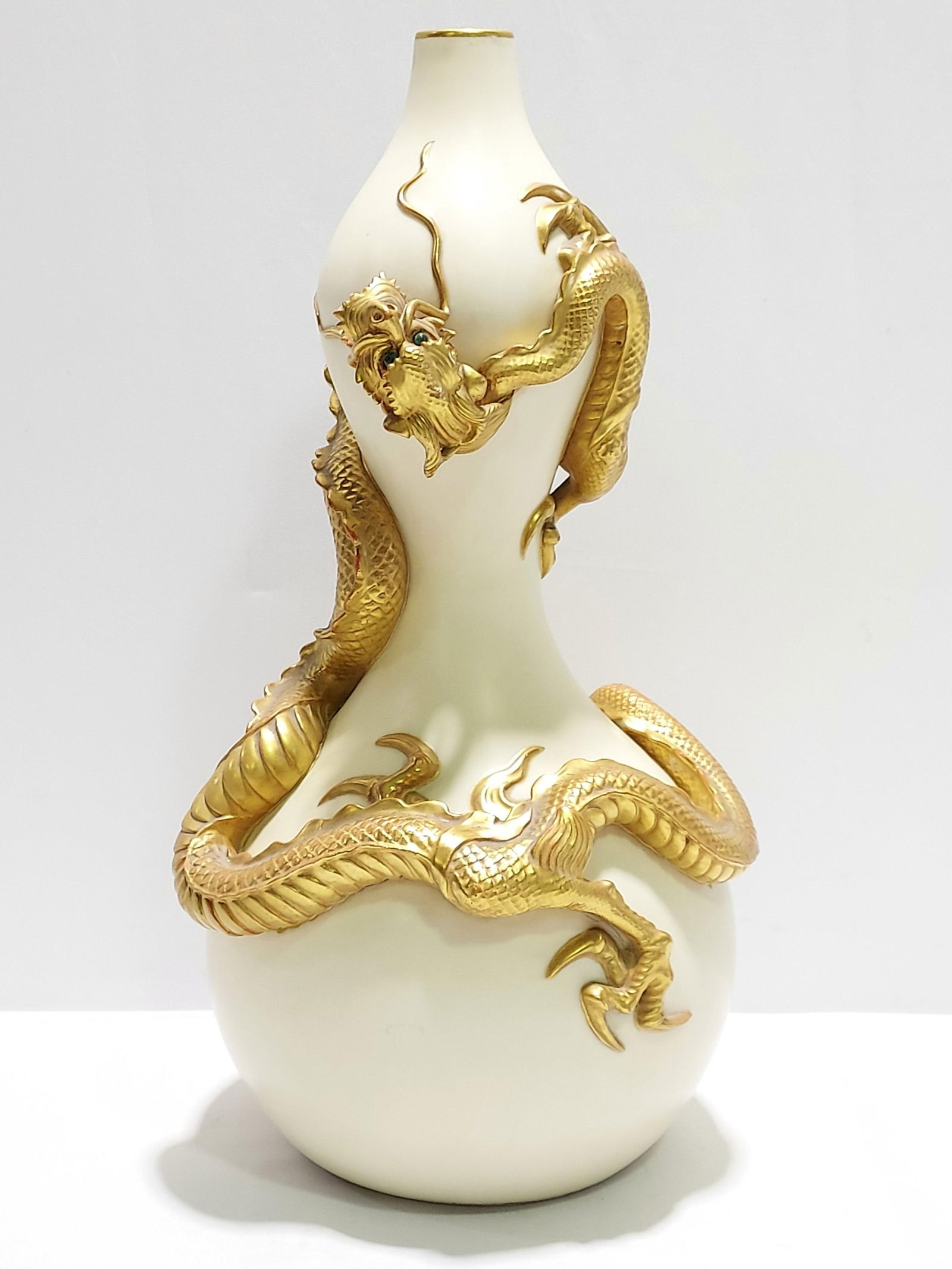 ROYAL WORCESTER AESTHETIC MOVEMENT DRAGON VASE (1 of 13)