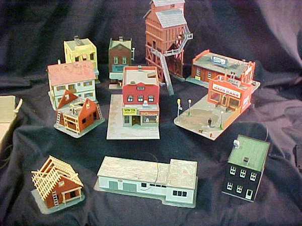 BOX VINTAGE TRAIN SET ACCESSORIES