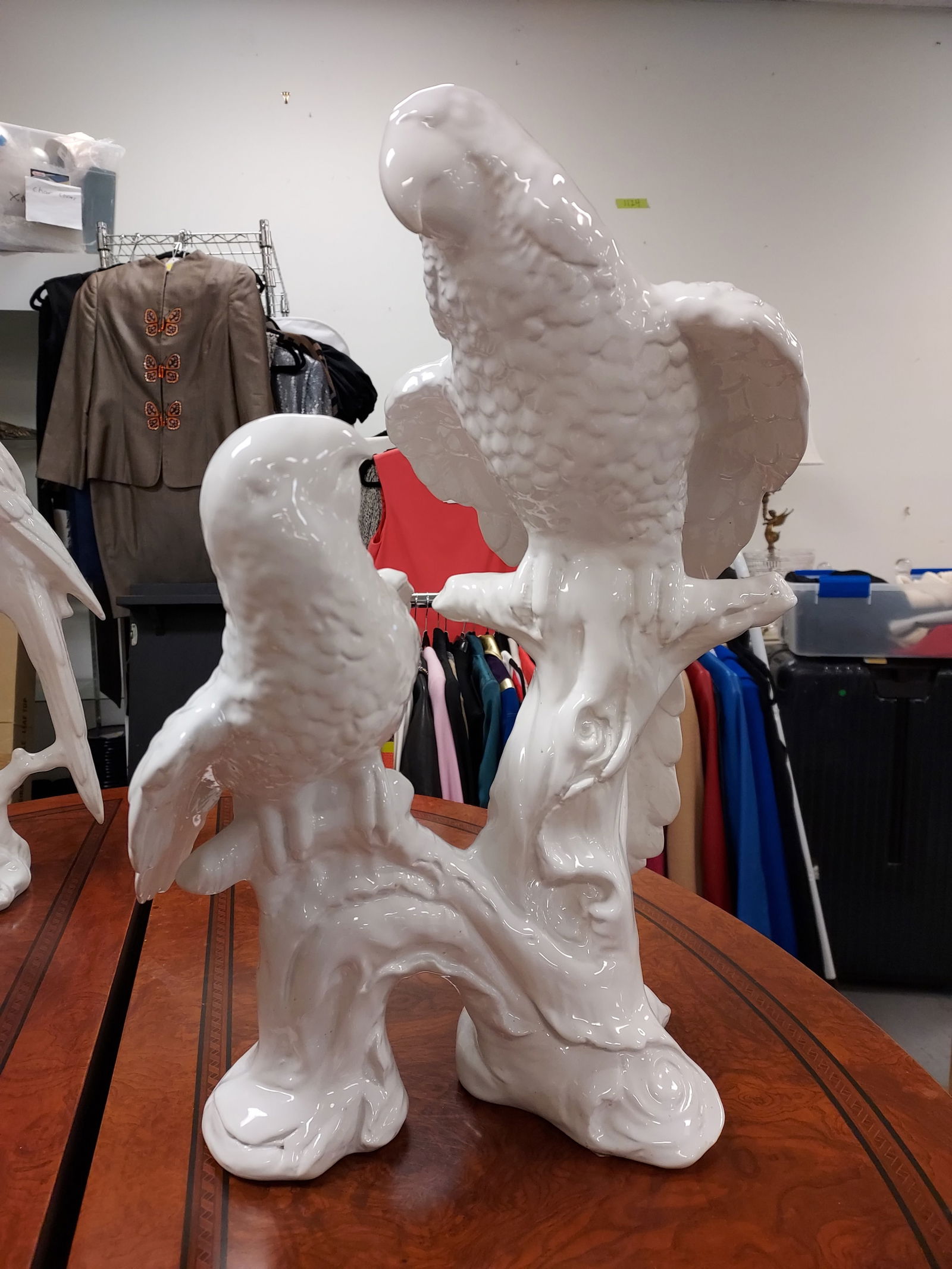 H1343 Italian White Ceramic Double Parrot Statue (1 of 6)