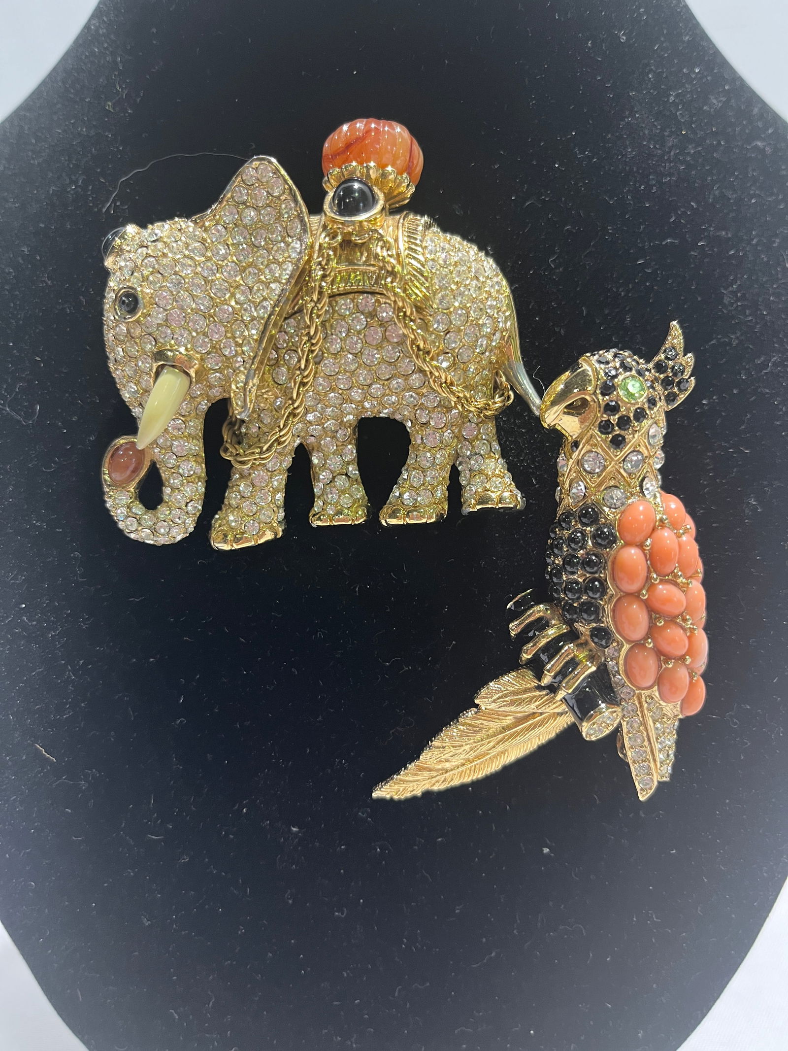 H255 Lot 2 pieces signed Ciner costume jewelry (1 of 2)