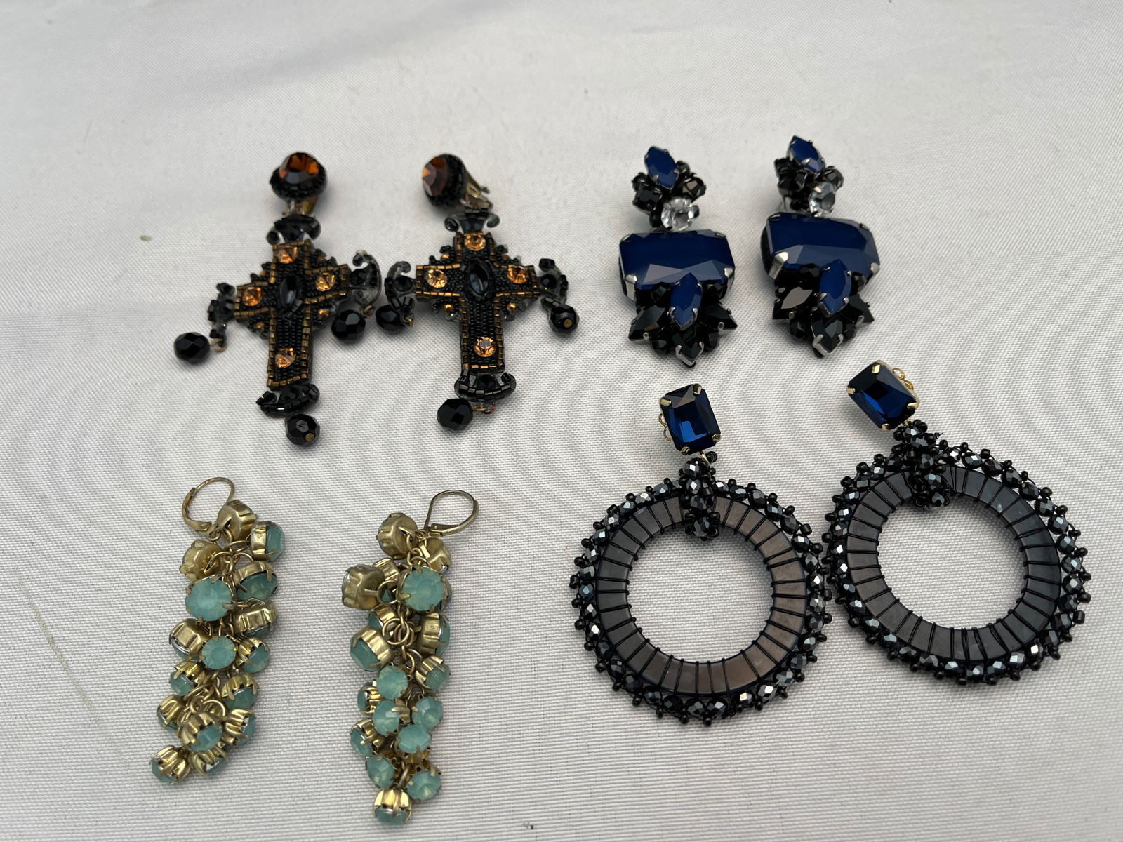 H257 4 pairs costume jewelry earrings (1 of 4)