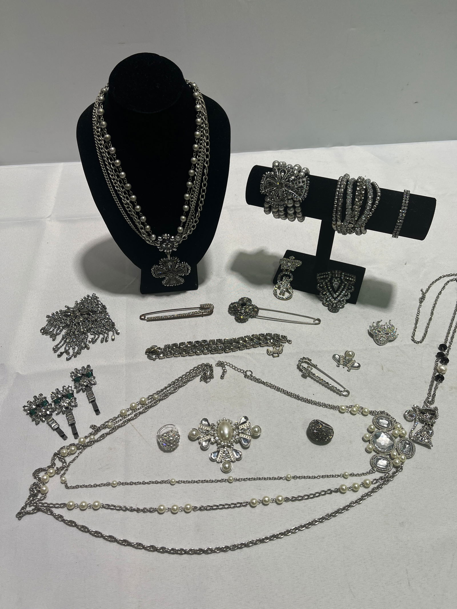 H616 20pc signed and unsigned costume jewelry (1 of 7)