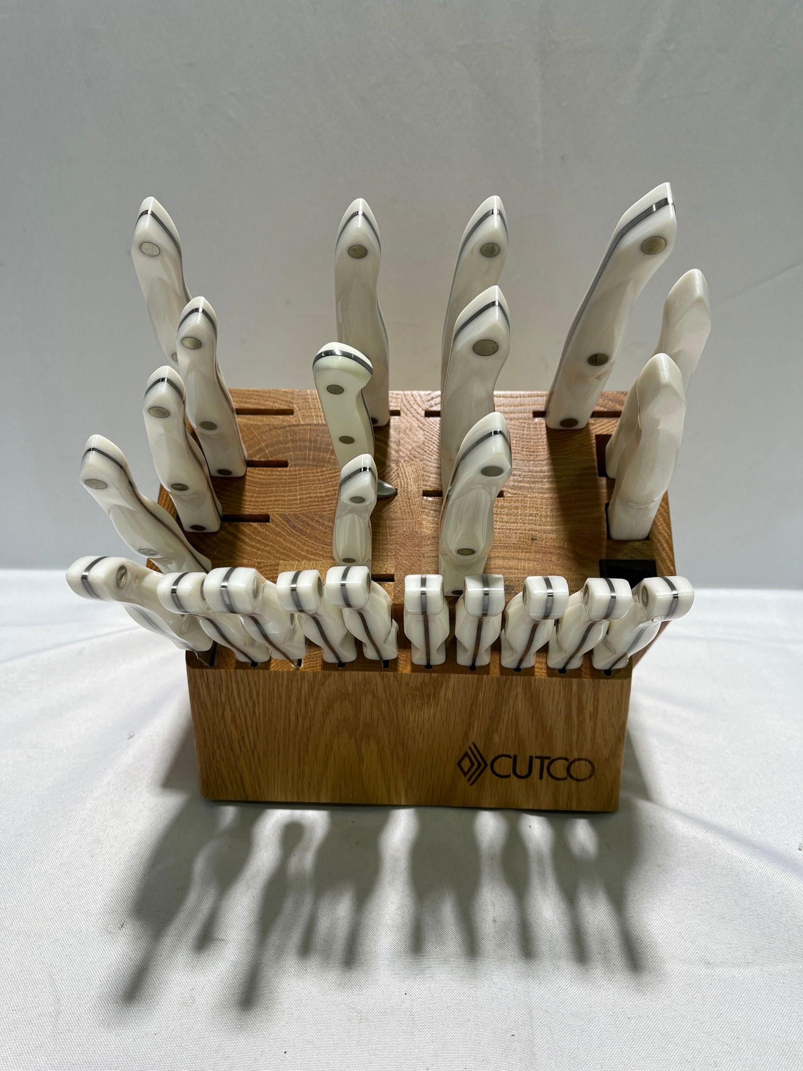 H1136 White Cutco knives with Cutco block 25 pc (1 of 6)