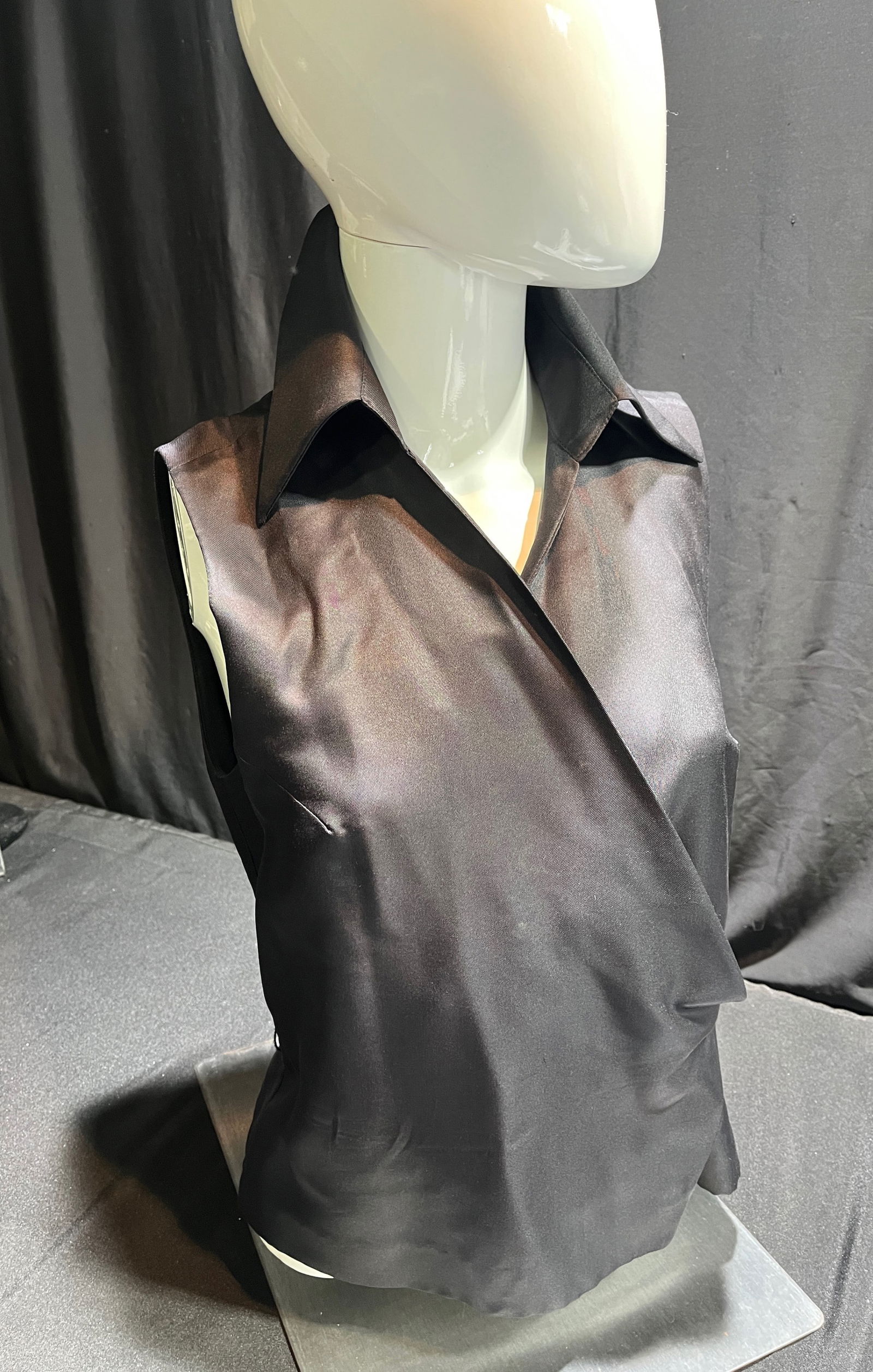 H868 Gucci black silk sleevless top (1 of 4)