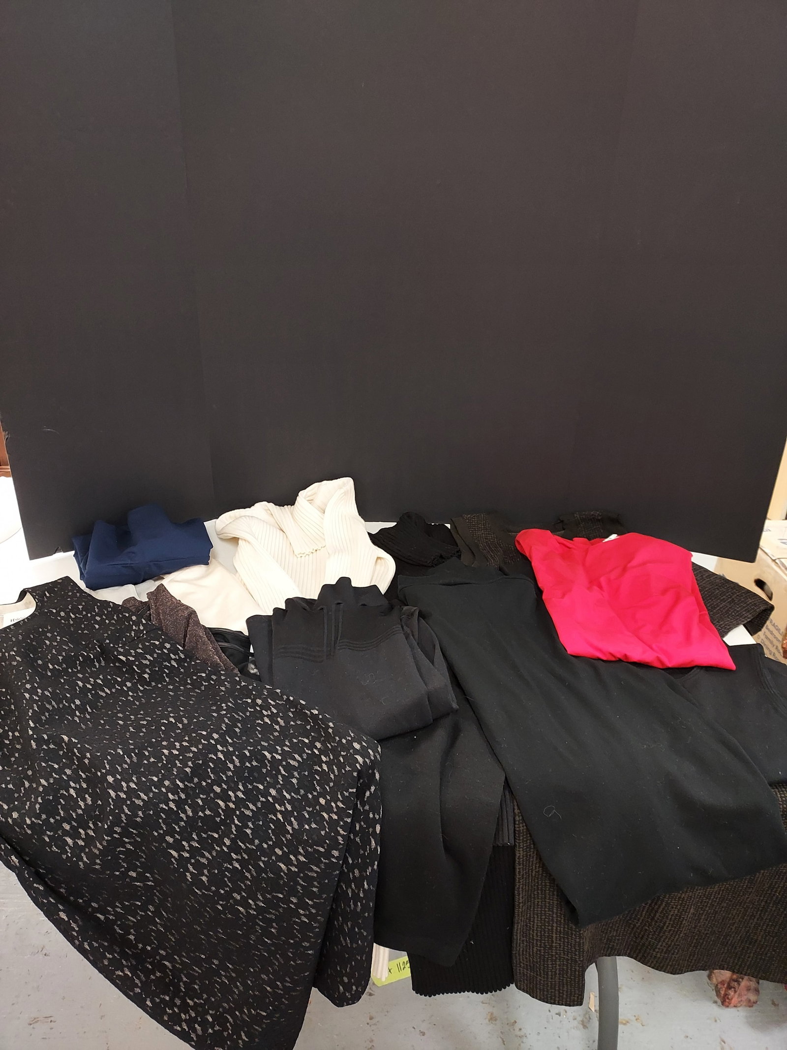 H896 15 pcs Wolford mixed lot: 15 pcs Wolford mixed lot - pants, skirts, sweaters and various other knitwear.