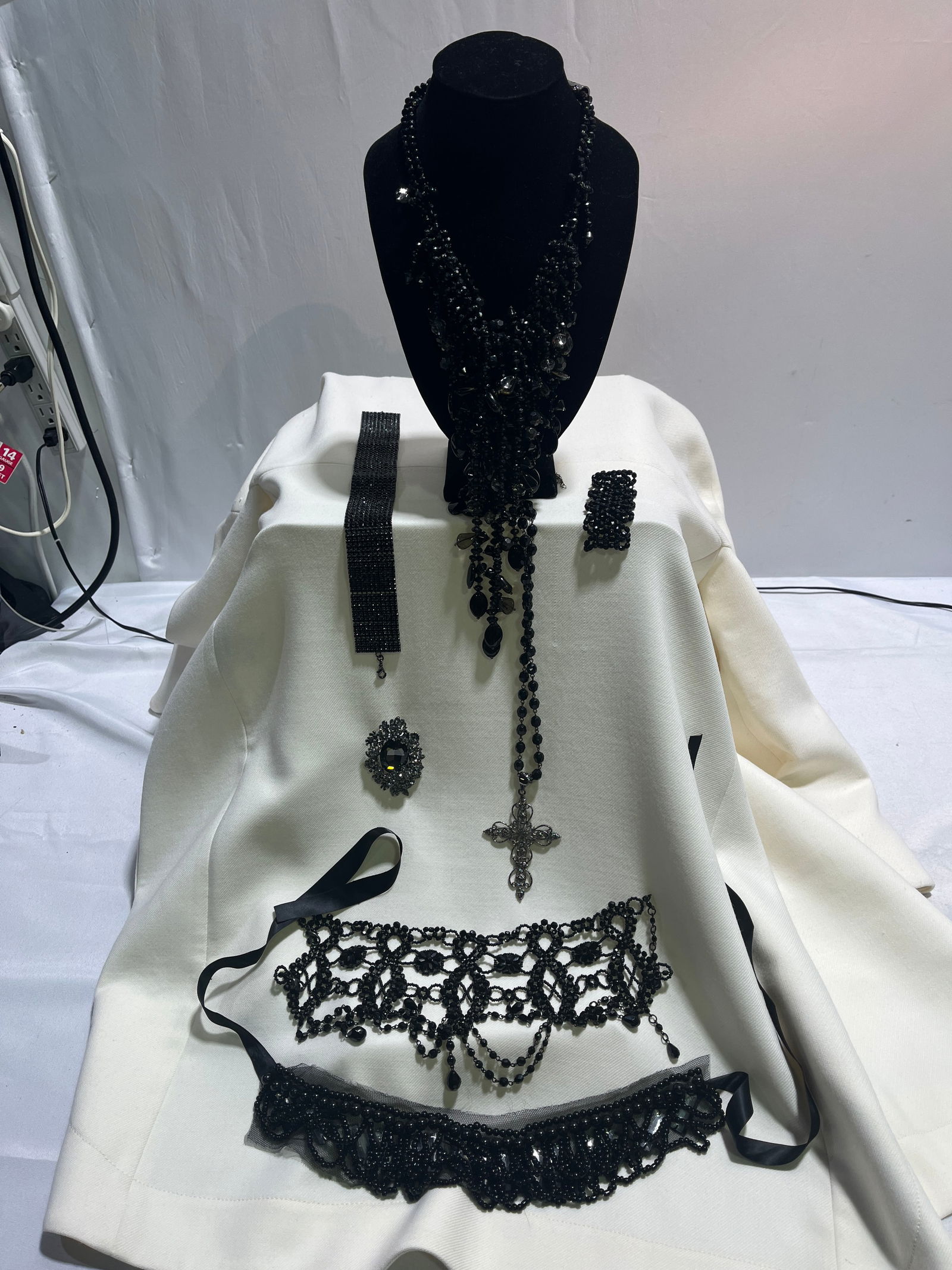 H617 7 pc unsigned costume jewelry (1 of 8)