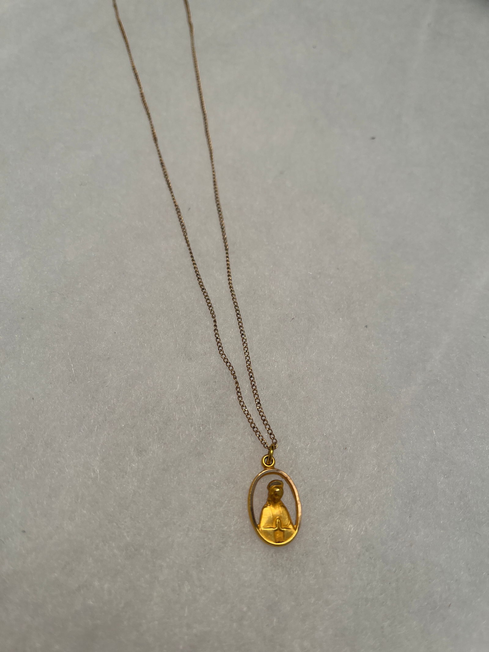 H633 10kt unsigned yellow yg chain w/ Virgin Mary (1 of 3)
