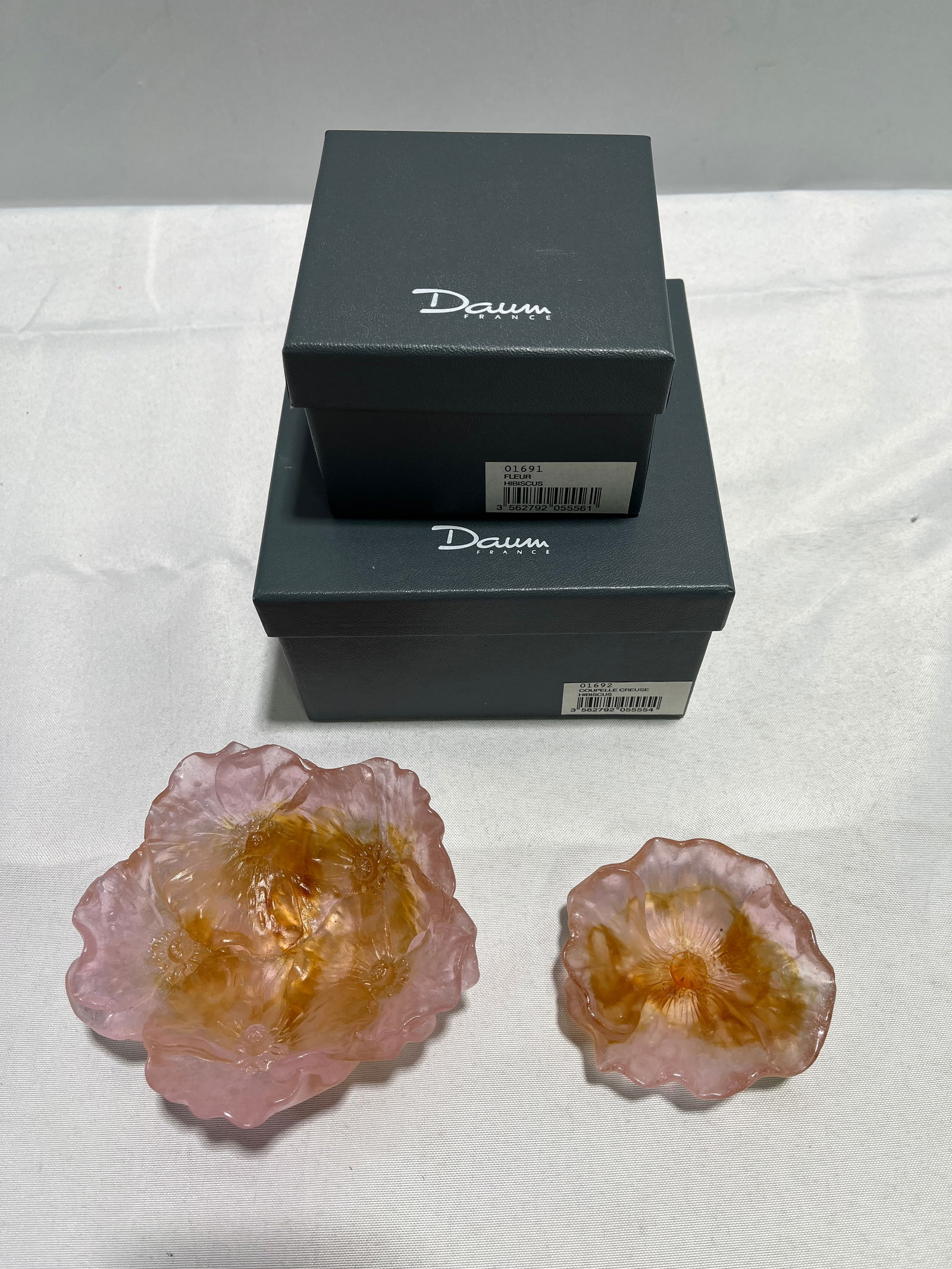 H280 Daum Pate de Verre sml bowls w/ box: Daum Coupelle Creuse Hibiscus Pate de Verre bowl 01692 6" with box, and Daum Fleur Pate de Verre bowl 01691 with box. Shipping measurements 4"x 7" x 7 and 3" x 5" x 5".