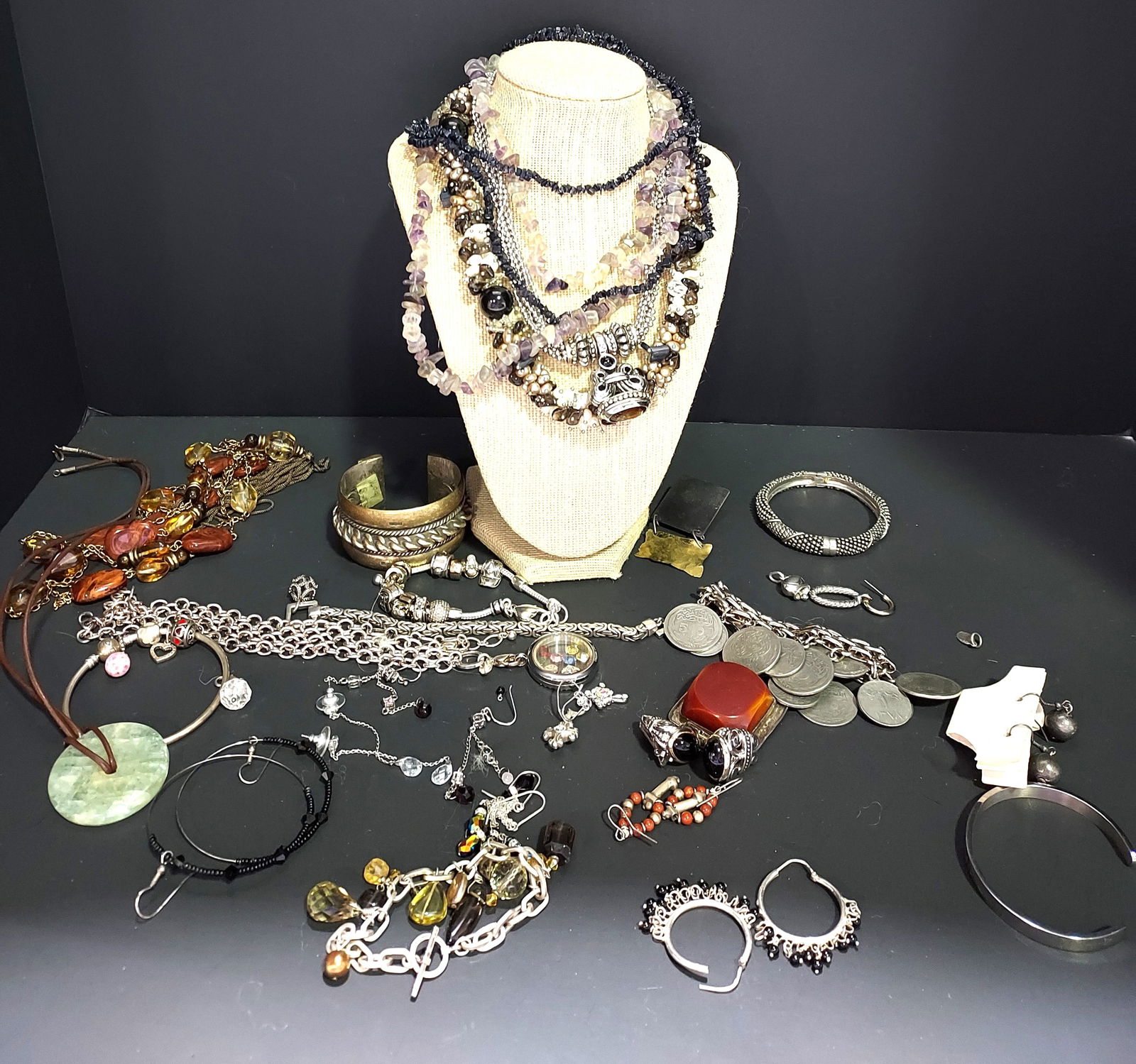 H529 31 pc assorted costume jewelry: (1 of 6)