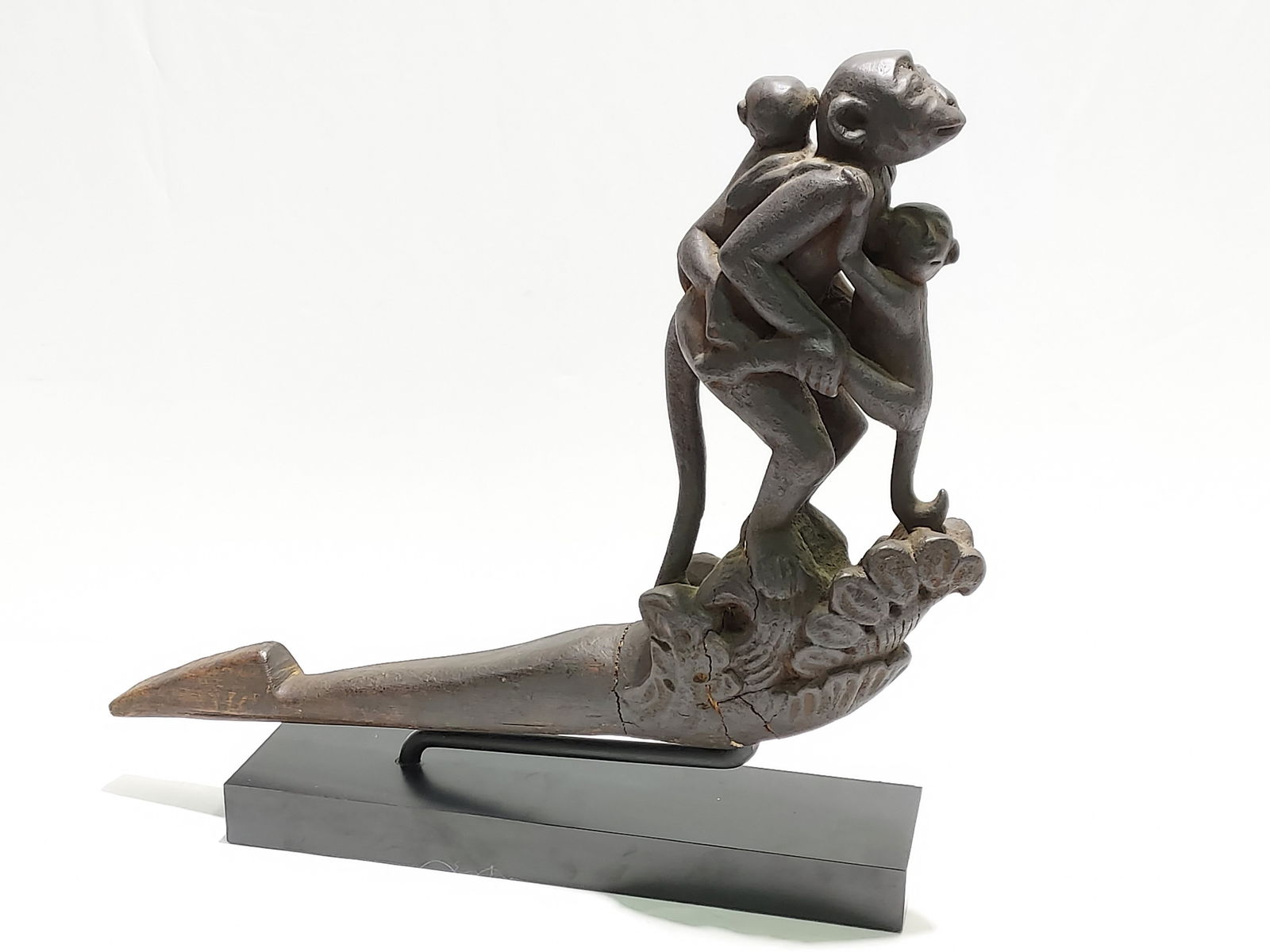 H1083 An African Carved wood monkey sculpture (1 of 10)