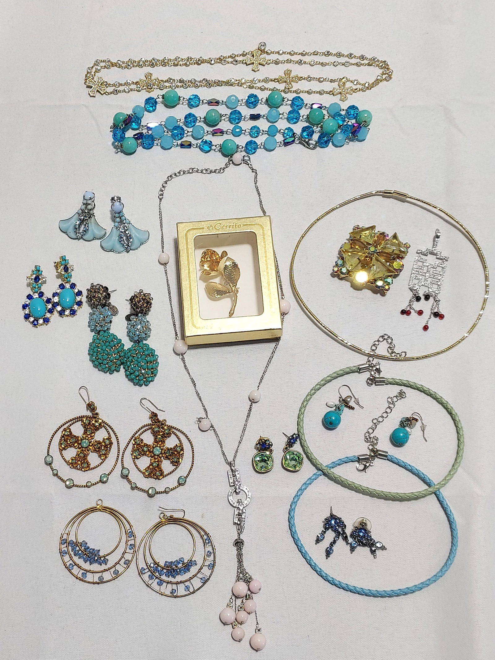 H652 16 pcs singed and unsigned costume jewelry (1 of 6)