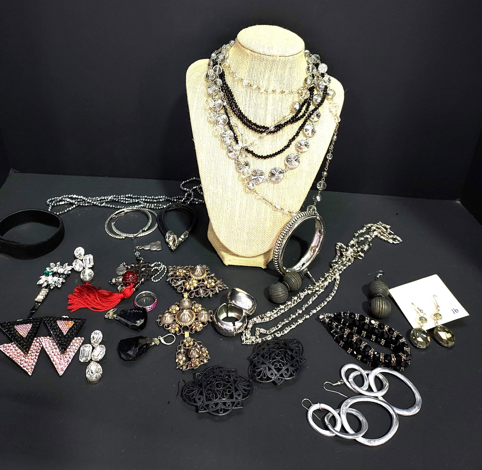 H627 22 pcs signed and unsigned costume jewelry (1 of 6)