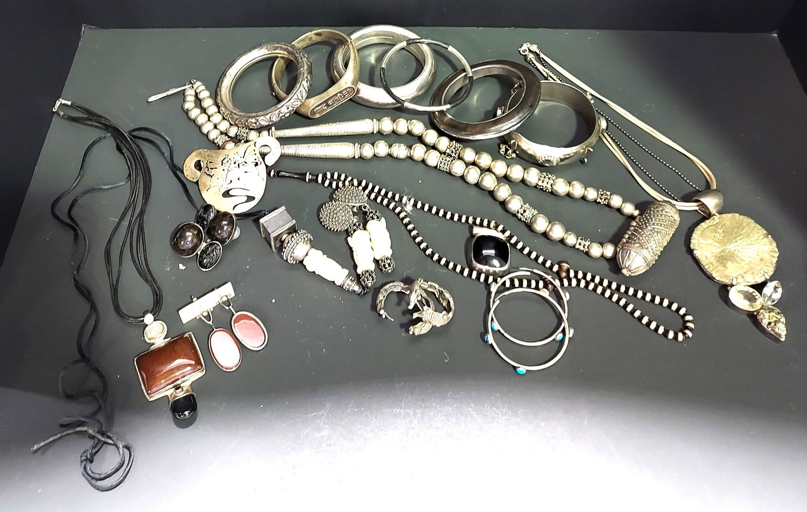 H527 18 pcs assorted signed & unsigned jewelry (1 of 9)