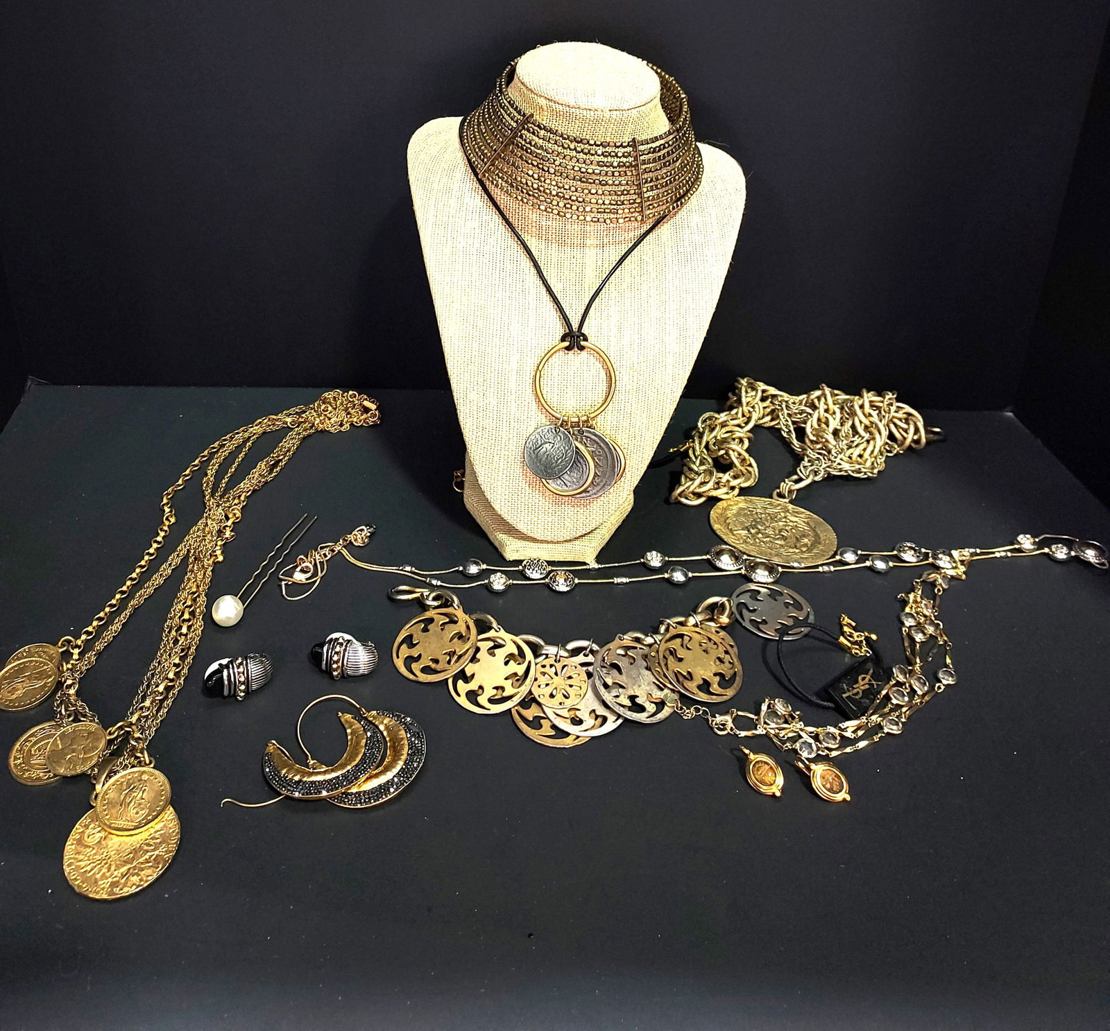 H624 12 pcs signed and unsigned costume jewelry (1 of 9)