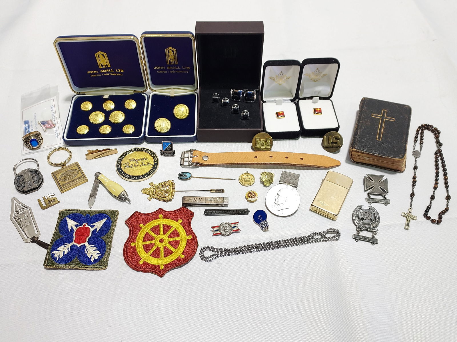 H539 36 pc: Gentleman's item grouping (1 of 9)