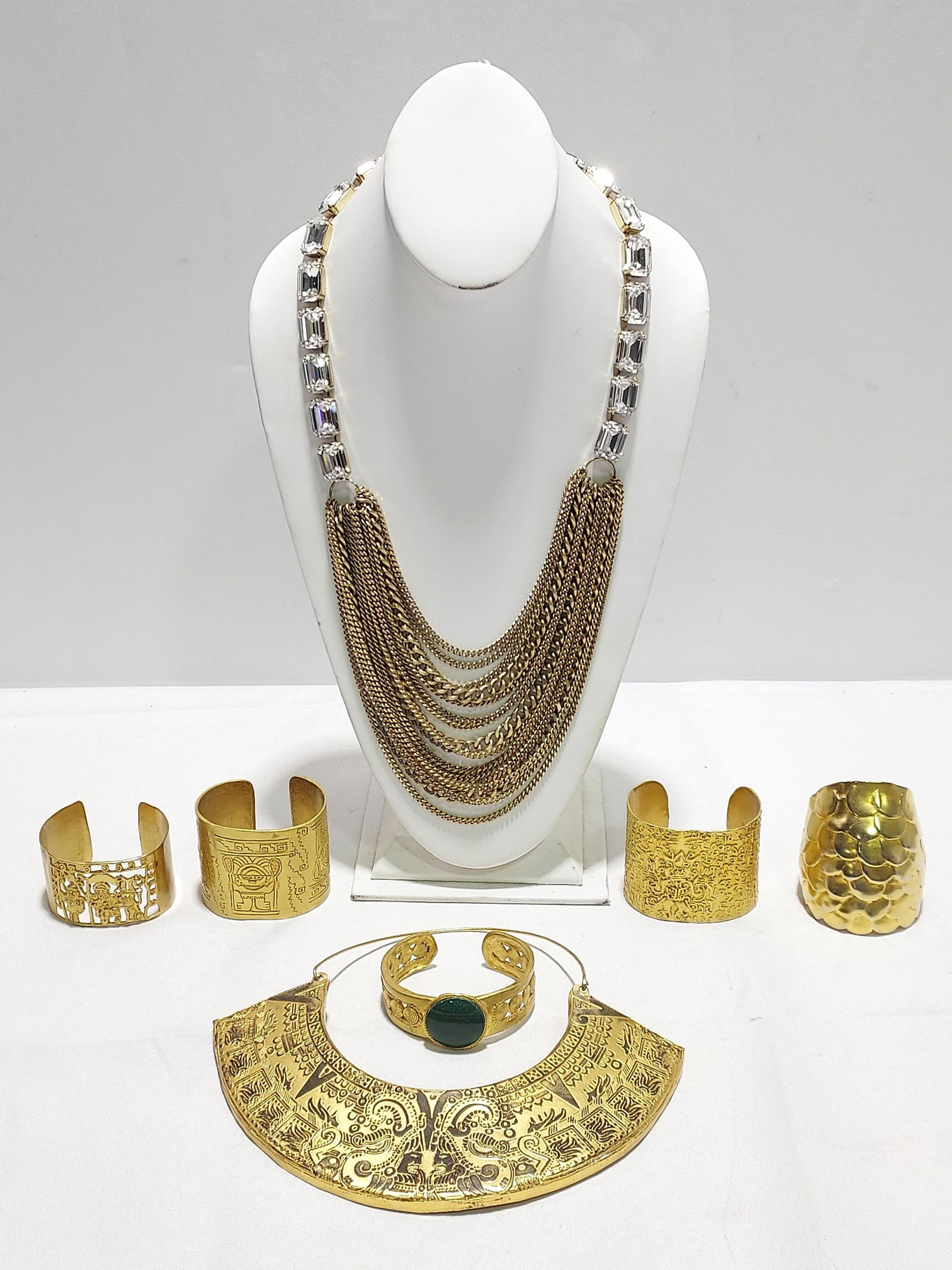 H589 7 pc unsigned gold tone costume jewelry (1 of 8)