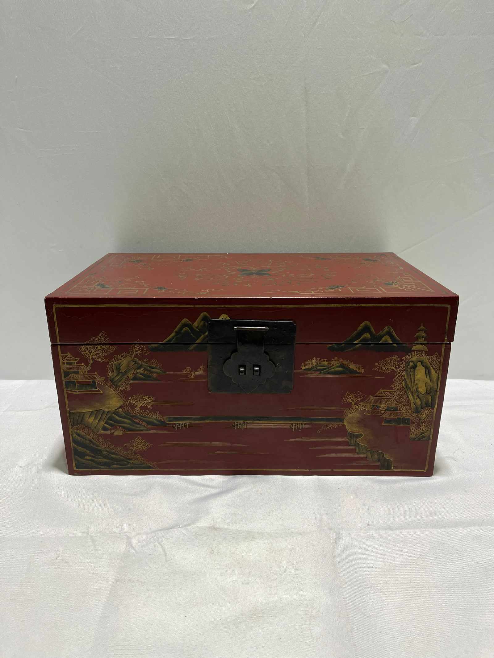 H305 Asian red lacquered wood box (1 of 4)