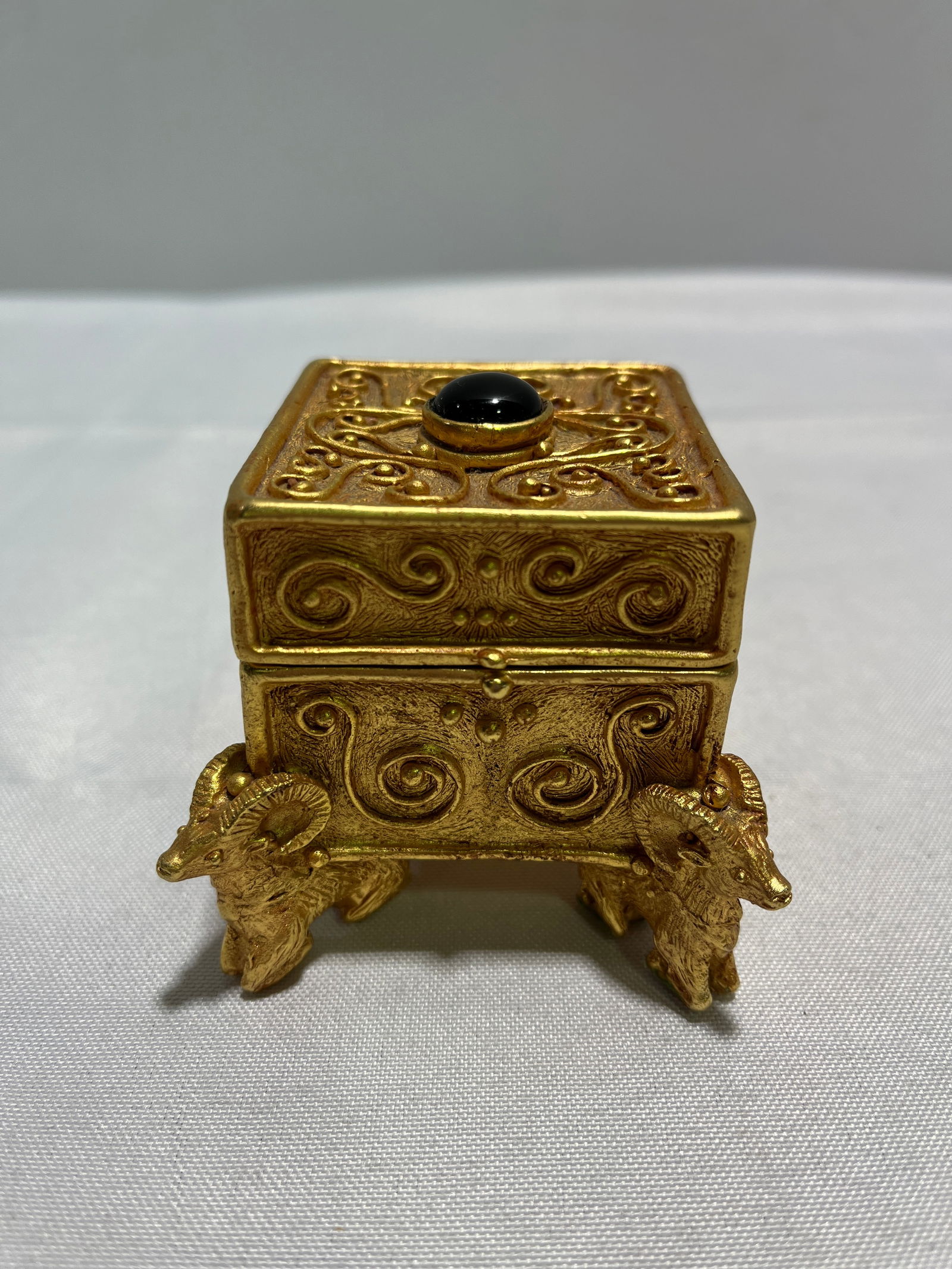 Lazaro NY box with ram's head feet, black onyx caboc (1 of 6)