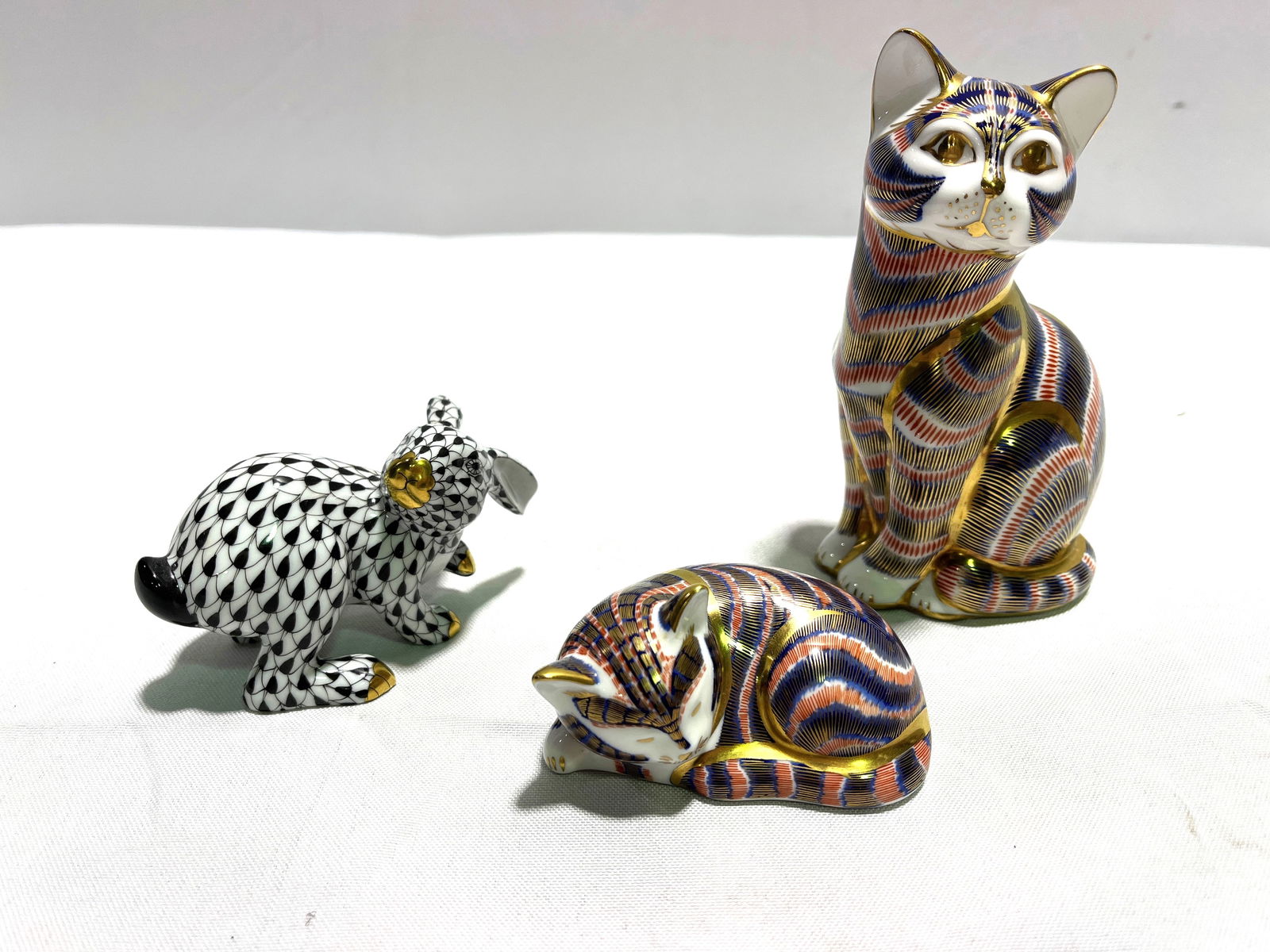 H422 2 Royal Crown Derby Imari Cats & Herend Rabbi (1 of 11)