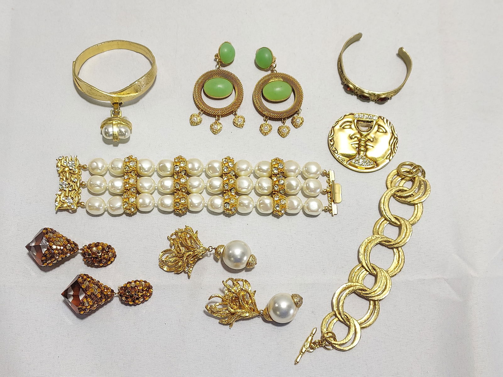 H590 8 pcs costume jewelry, signed and unsigned (1 of 8)