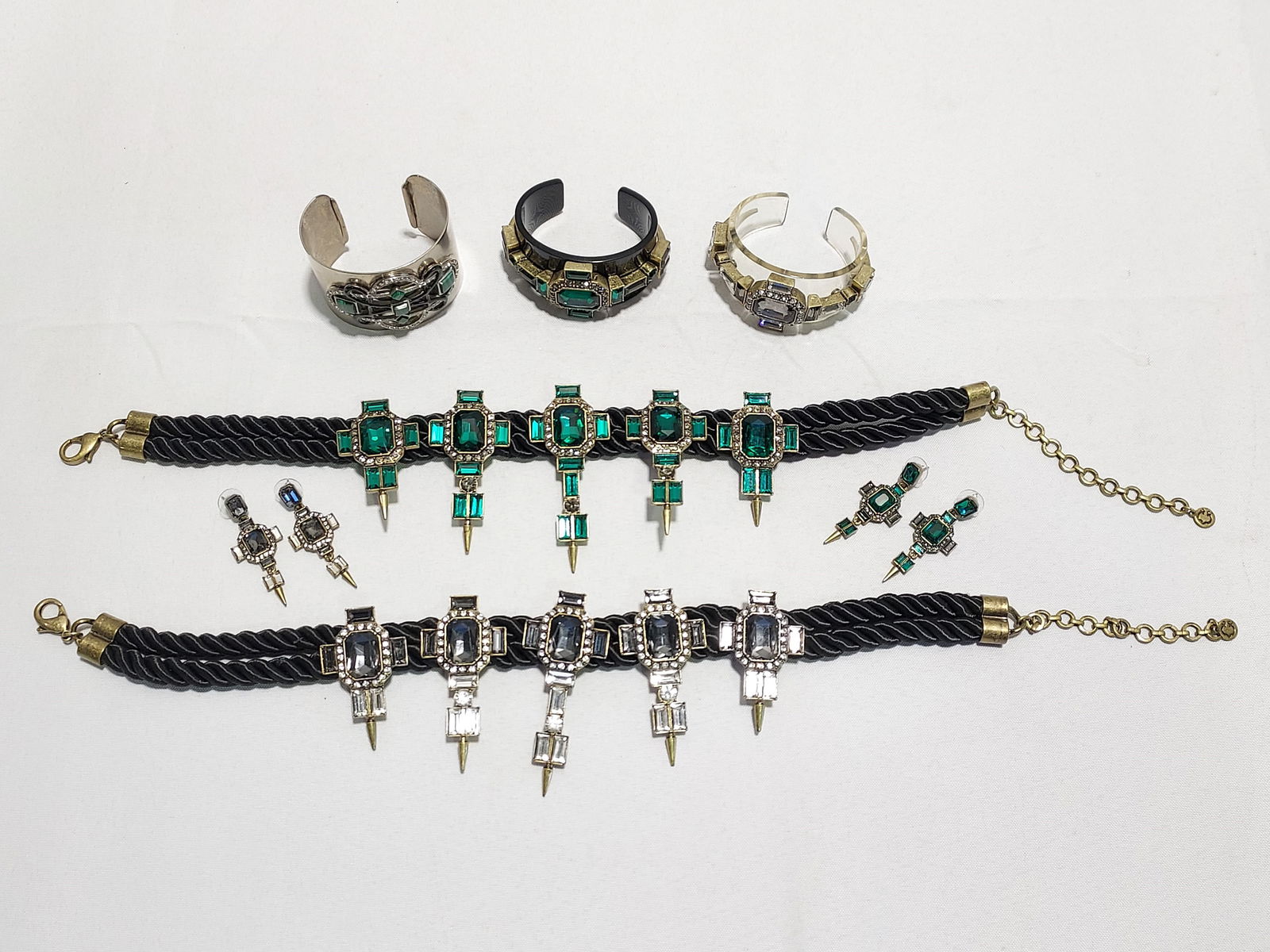 H601 7 pc signed and unsigned costume jewelry (1 of 8)