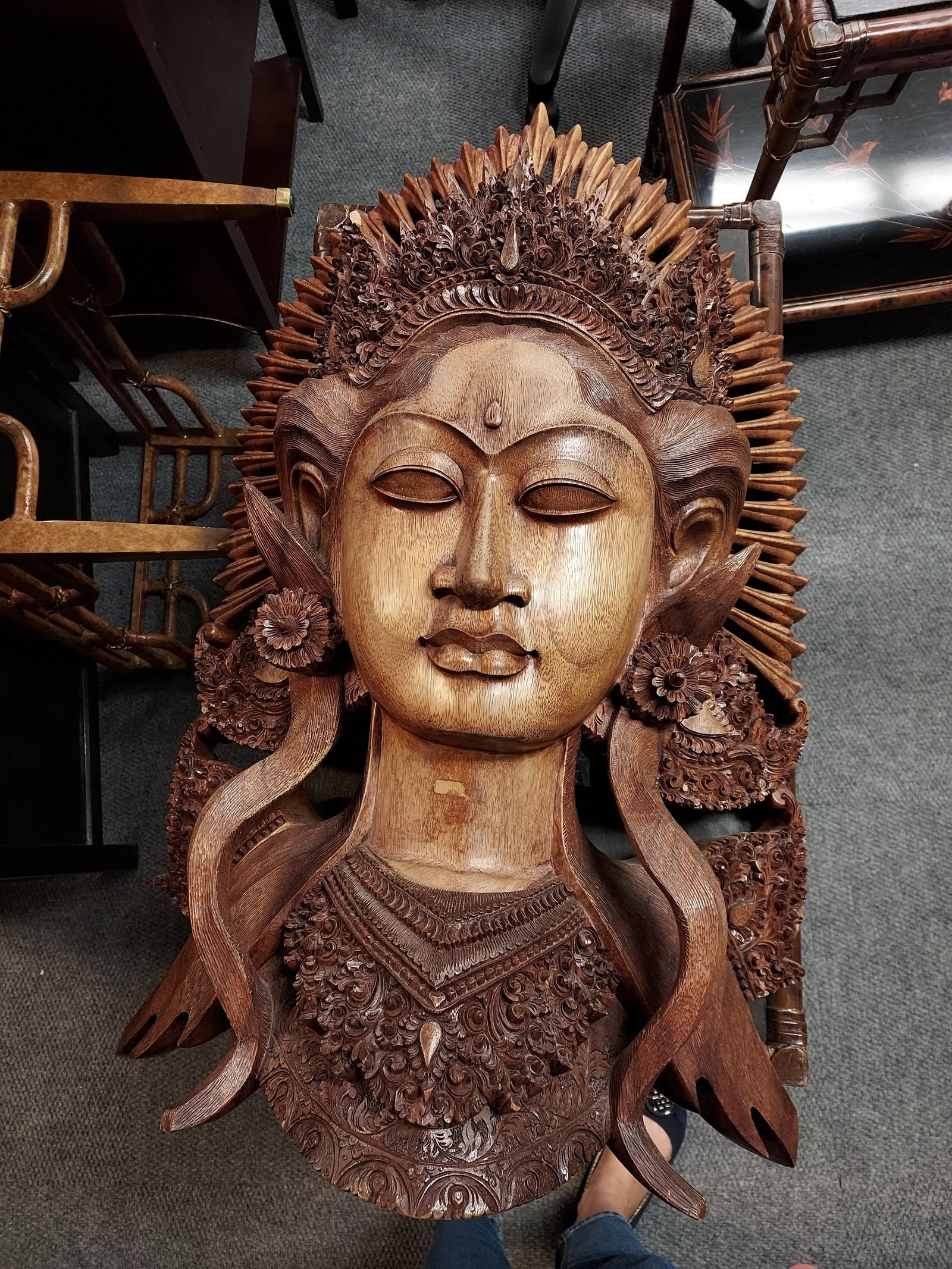 H1103 Balinese Janger Dancer Hand Carved Wood Bust: Balinese Janger Dancer Hand Carved Wood Bust. 4th quarter 20th C. 32" x 20" x 10". Small break to headdress. See images.