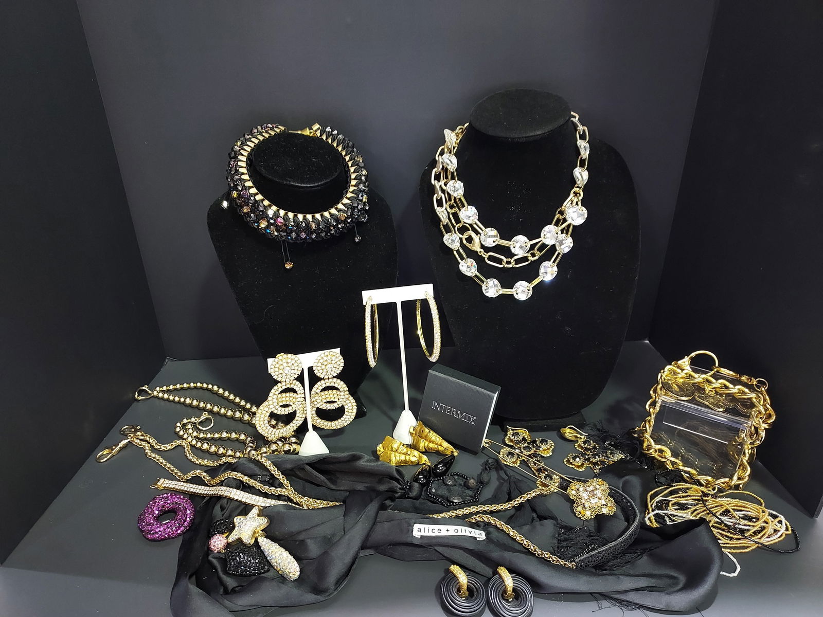 H622 22 pcs signed and unsigned costume jewelry (1 of 19)