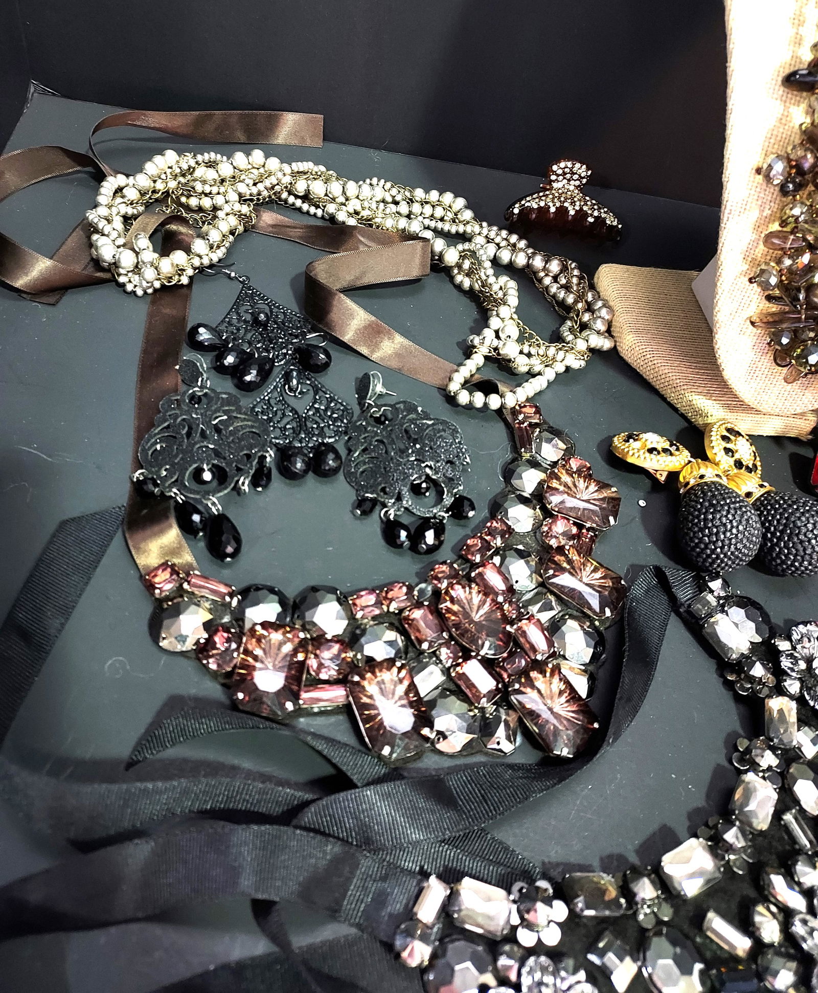 H619 15 pcs signed and unsigned costume jewelry (1 of 6)