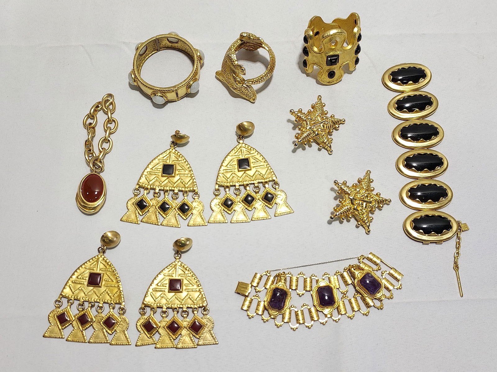 H588 12 pc signed & unsigned costume jewelry (1 of 12)