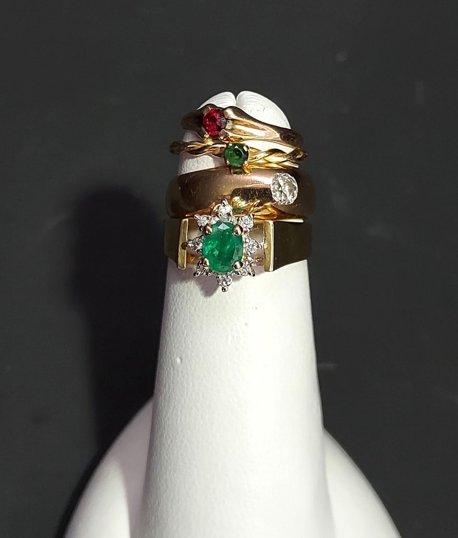 HJ106 Four gold rings (1 of 8)