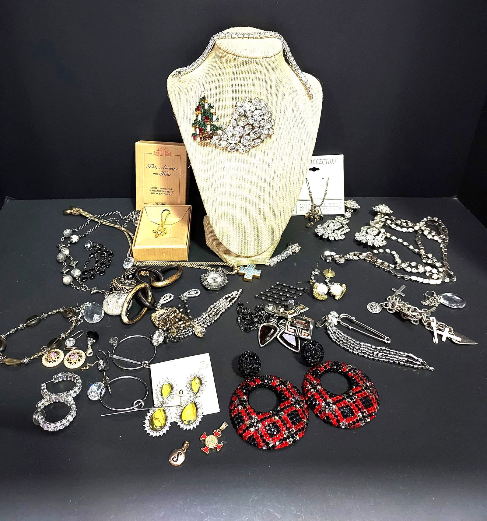 H630 30 pc signed and unsigned costume jewelry (1 of 11)