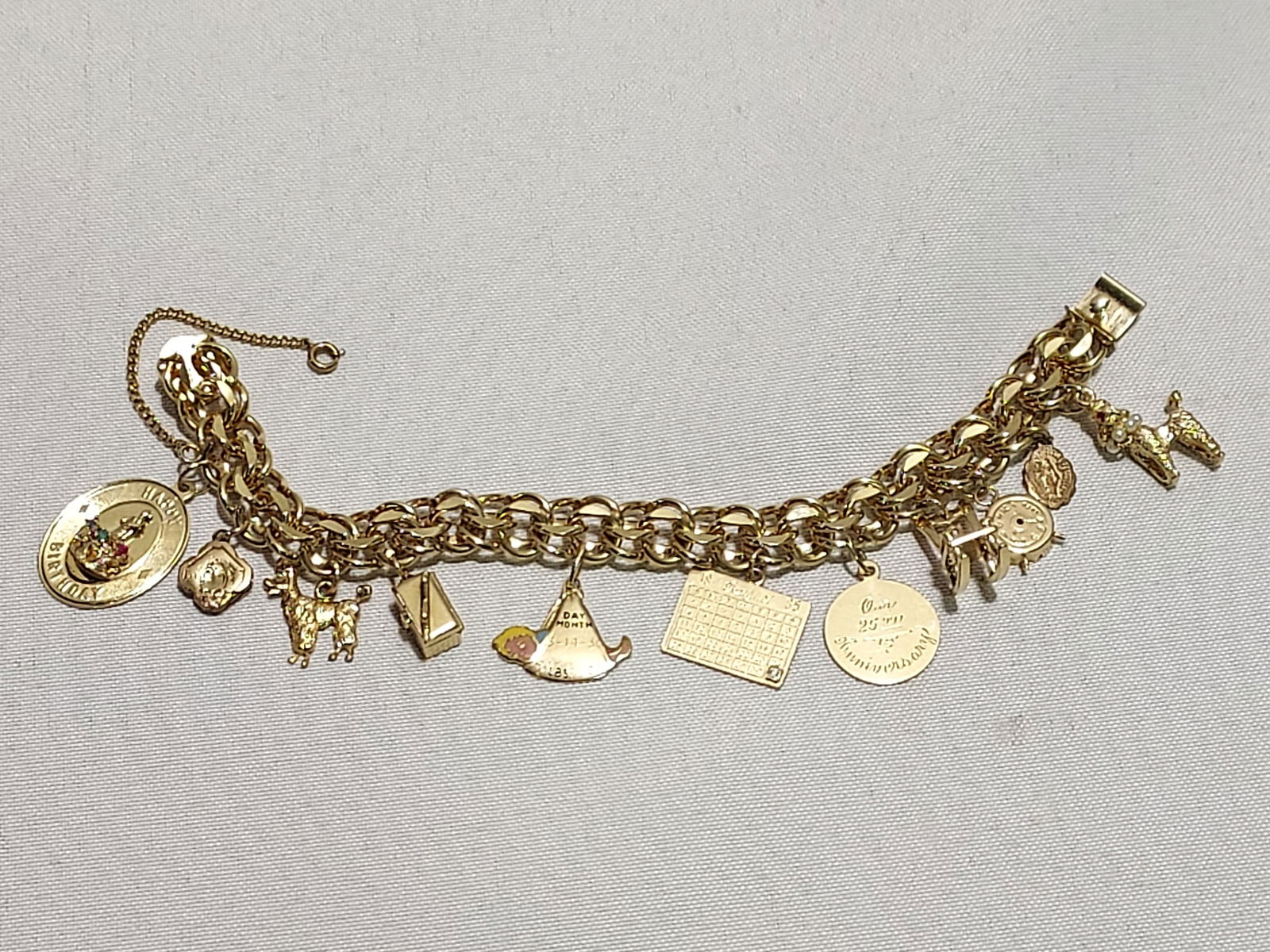 HJ113 14k yg charm bracelet w/ 11 gold charms (1 of 7)