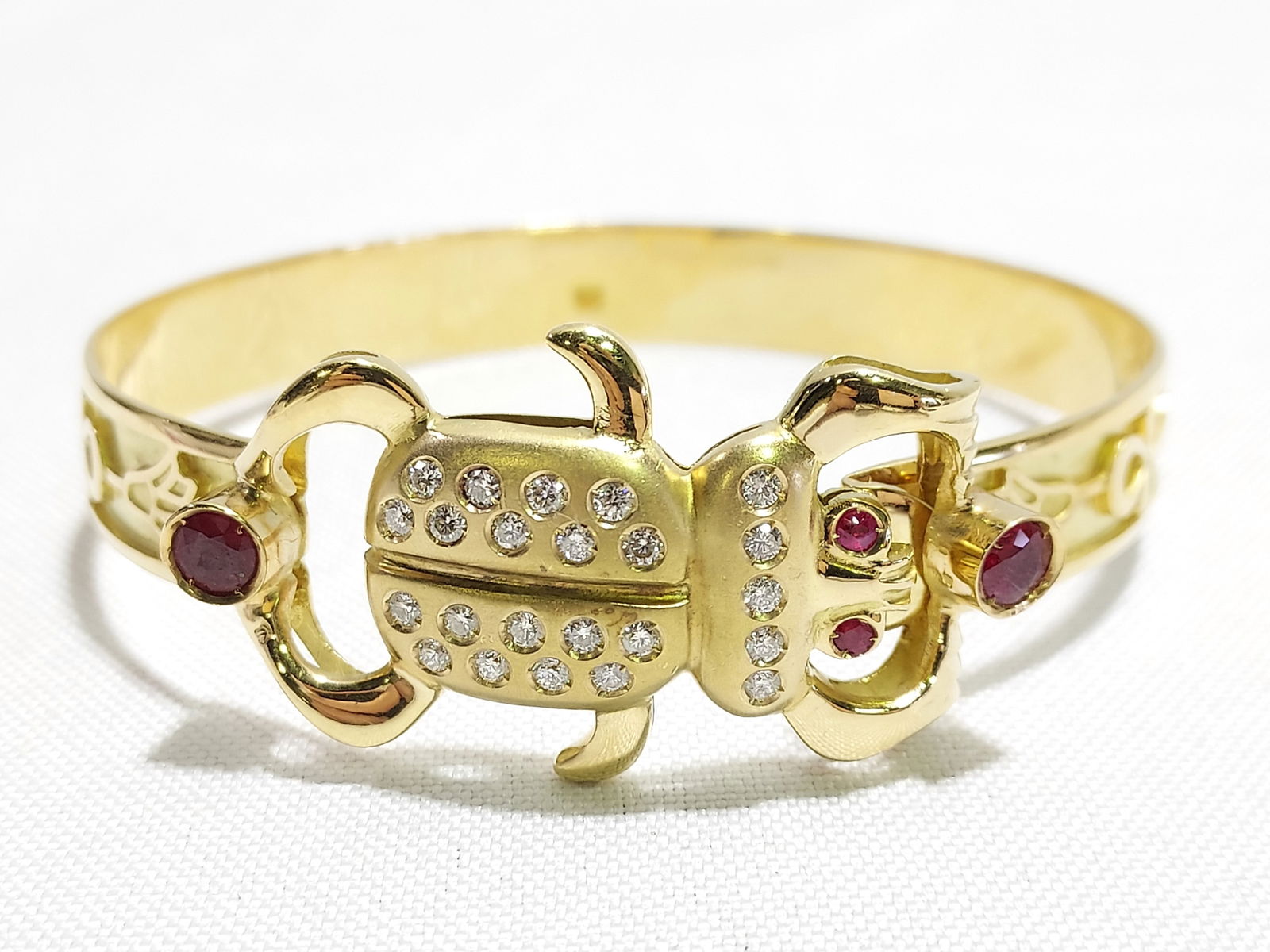 HJ147 18k yg diamond & ruby scarab bracelet (1 of 7)