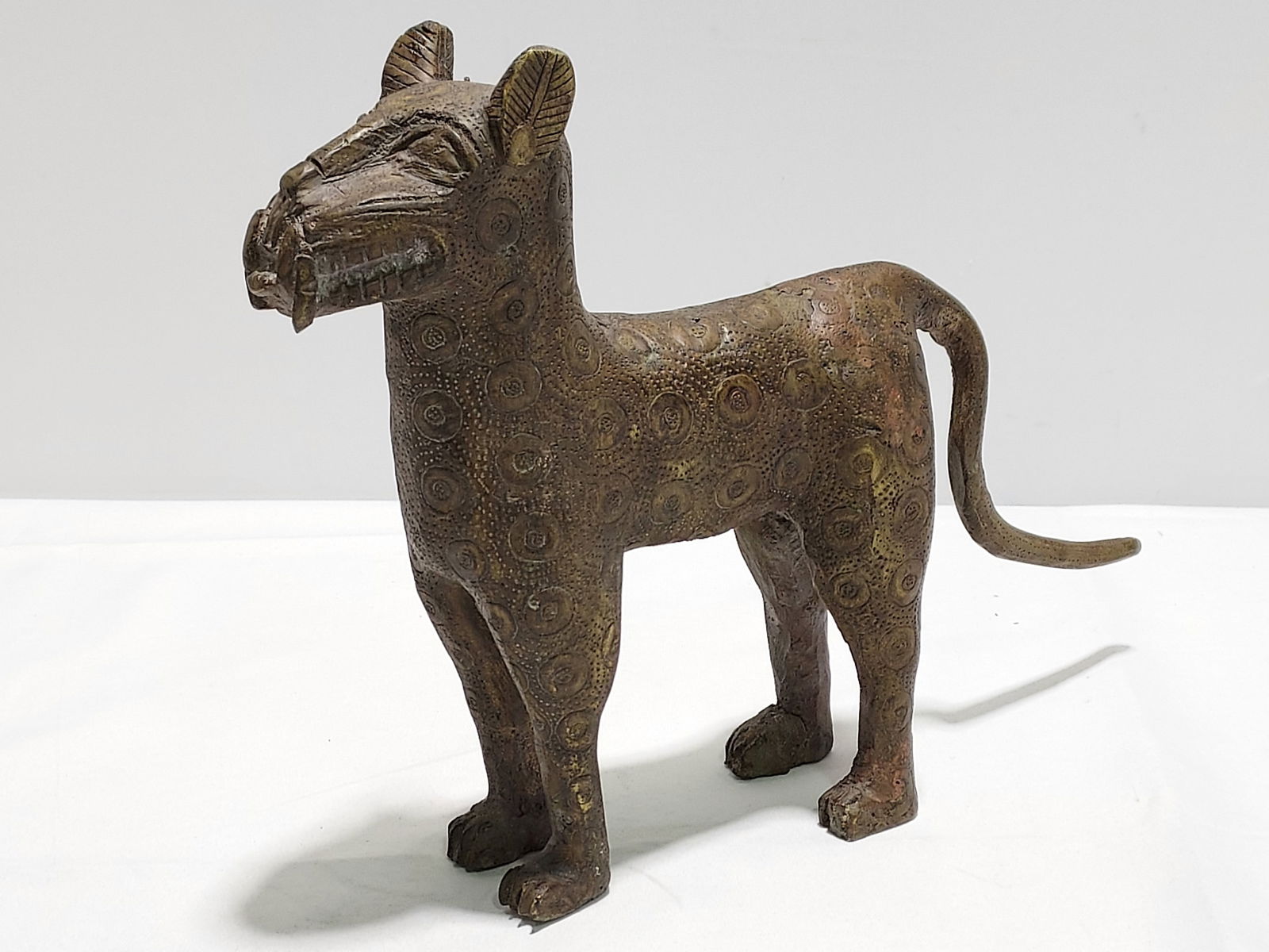 H417 BENIN STYLE CAST BRONZE FIGURE OF A CAT (1 of 9)