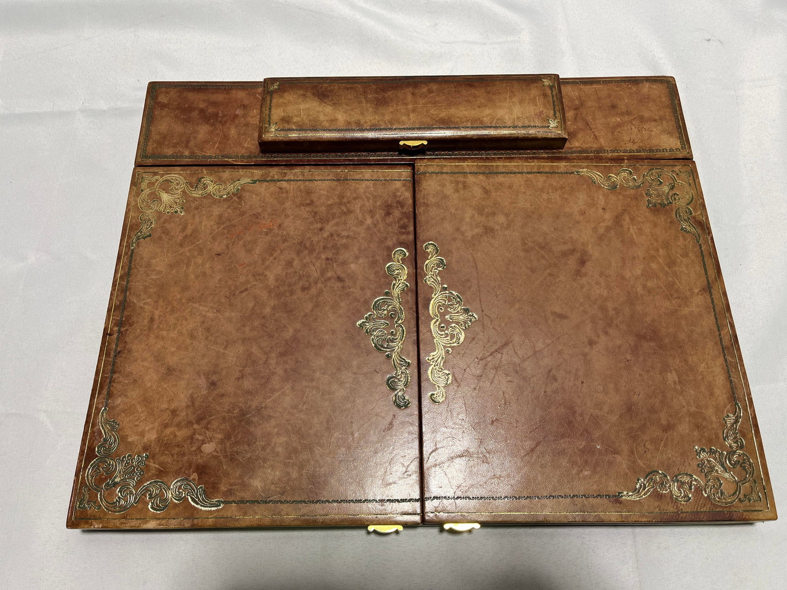 H436 Italian Leather Bifold desk blotter (1 of 9)