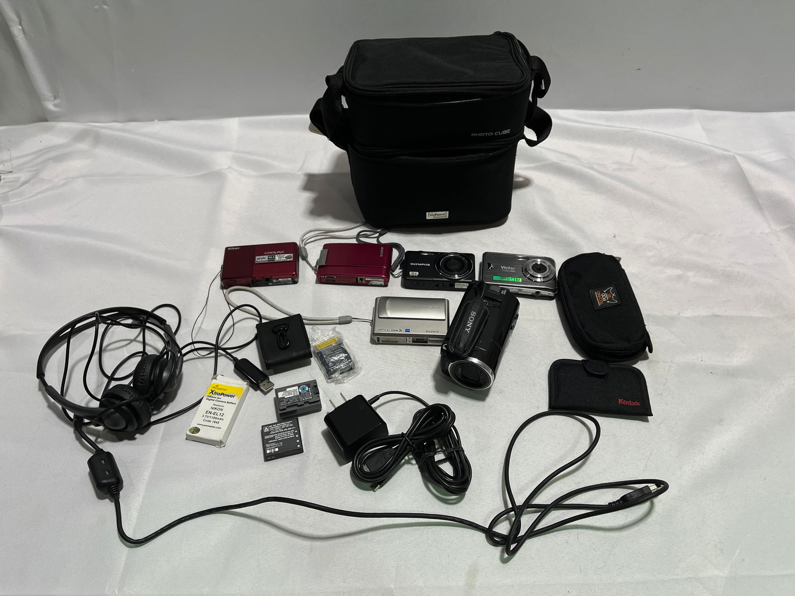 H1572 6 Vintage digital cameras: Sony Nikon Olympu (1 of 10)