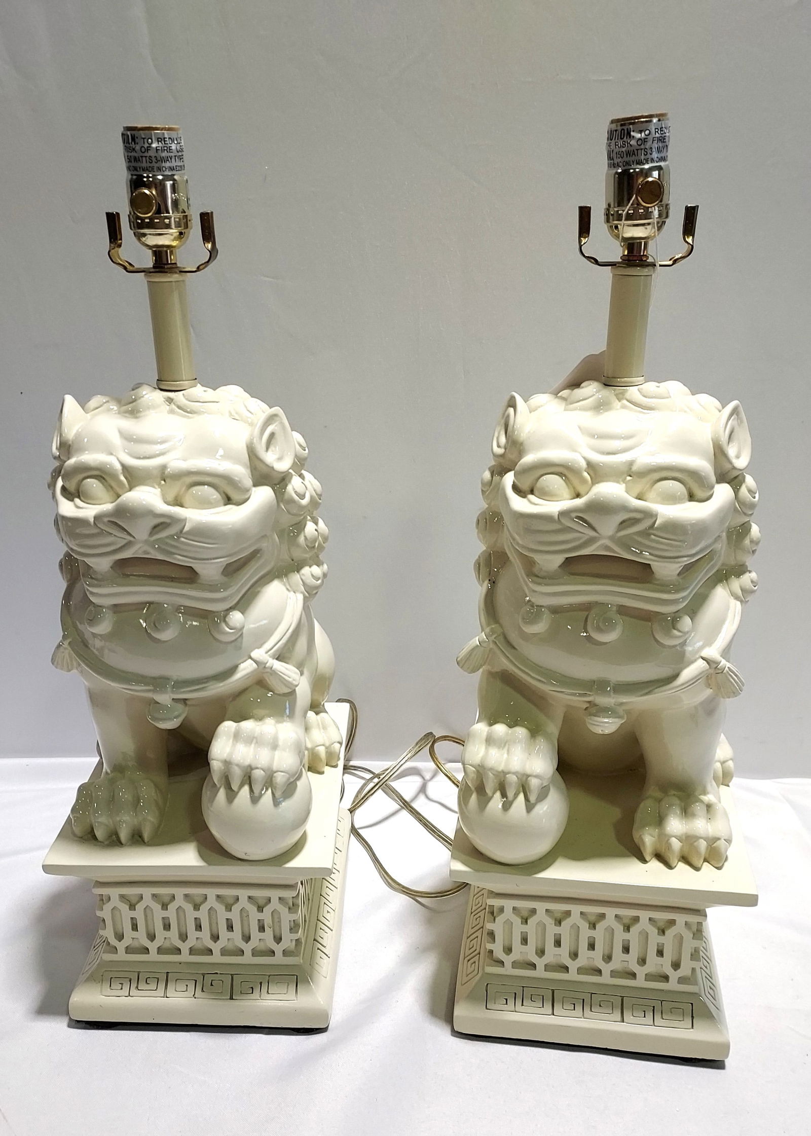 H1244 Pair of white composite Foo Dog table lamps (1 of 11)